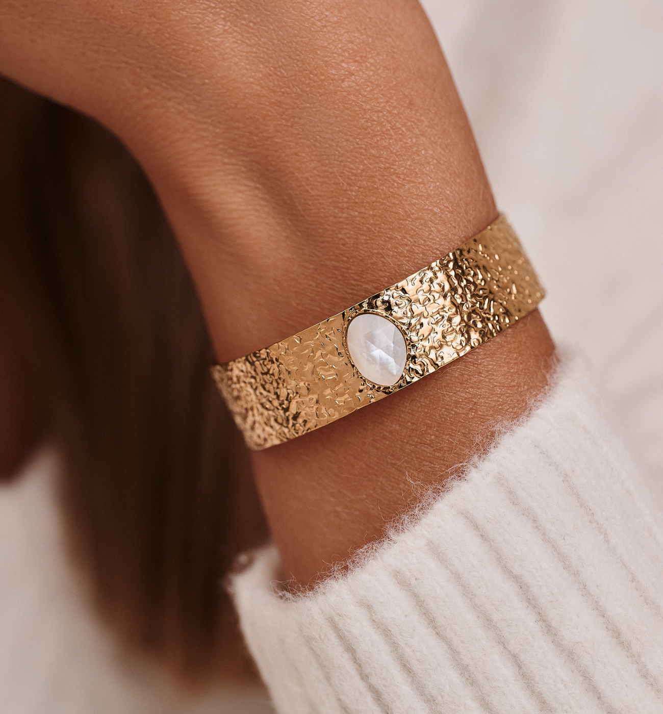 Bransoletka szeroka złocona z masą perłową BEA0018 - By Dziubeka