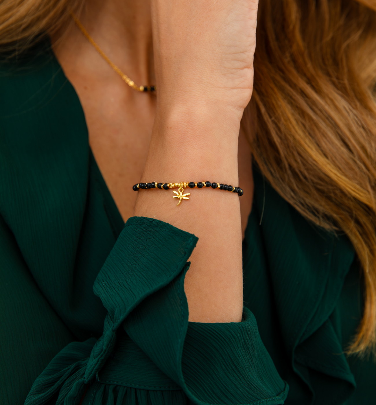 Bransoletka czarna ze złotą ważką BLT0004