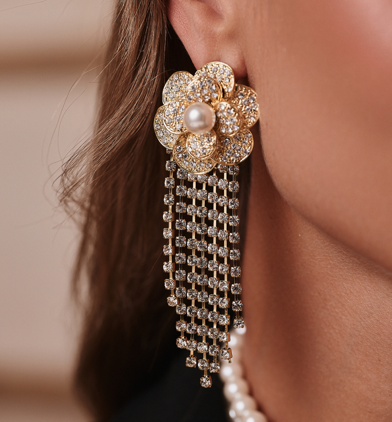 Kolczyki kwiaty z perłą i łańcuszkami - By Dziubeka