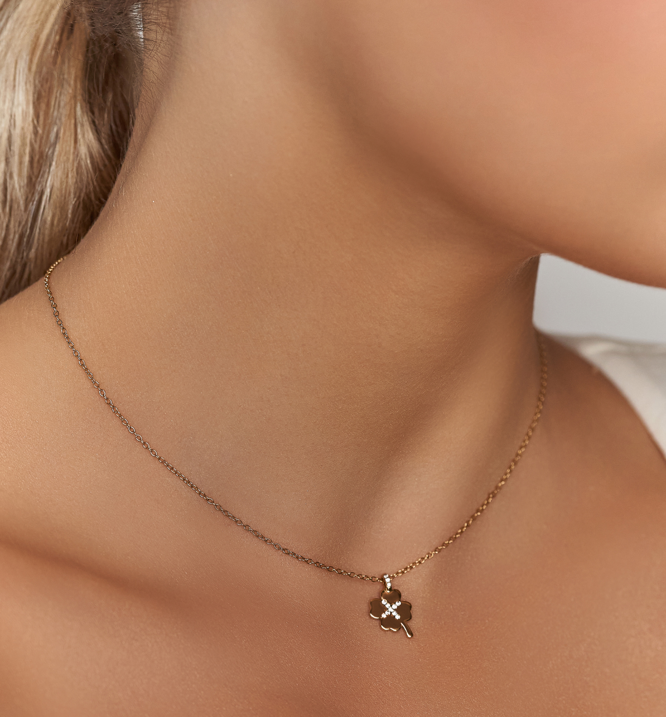 Naszyjnik złoty z małą koniczynką Farah NSA0853