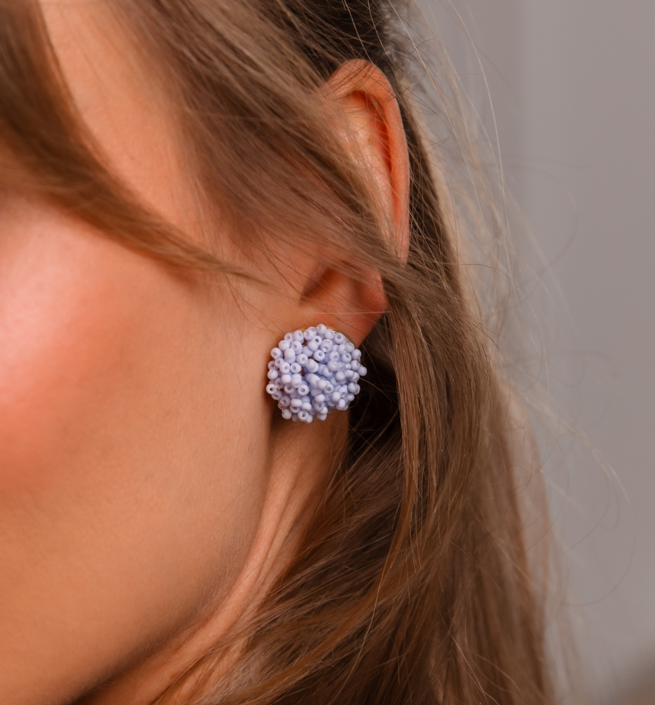 Kolczyki z niebieskimi kryształkami okrągłe KWE0145 - By Dziubeka