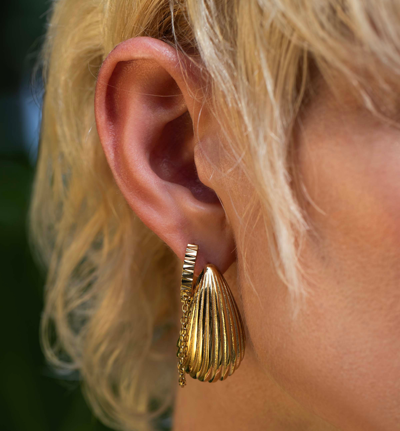 Kolczyki krople karbowane złote Statement Piece - By Dziubeka