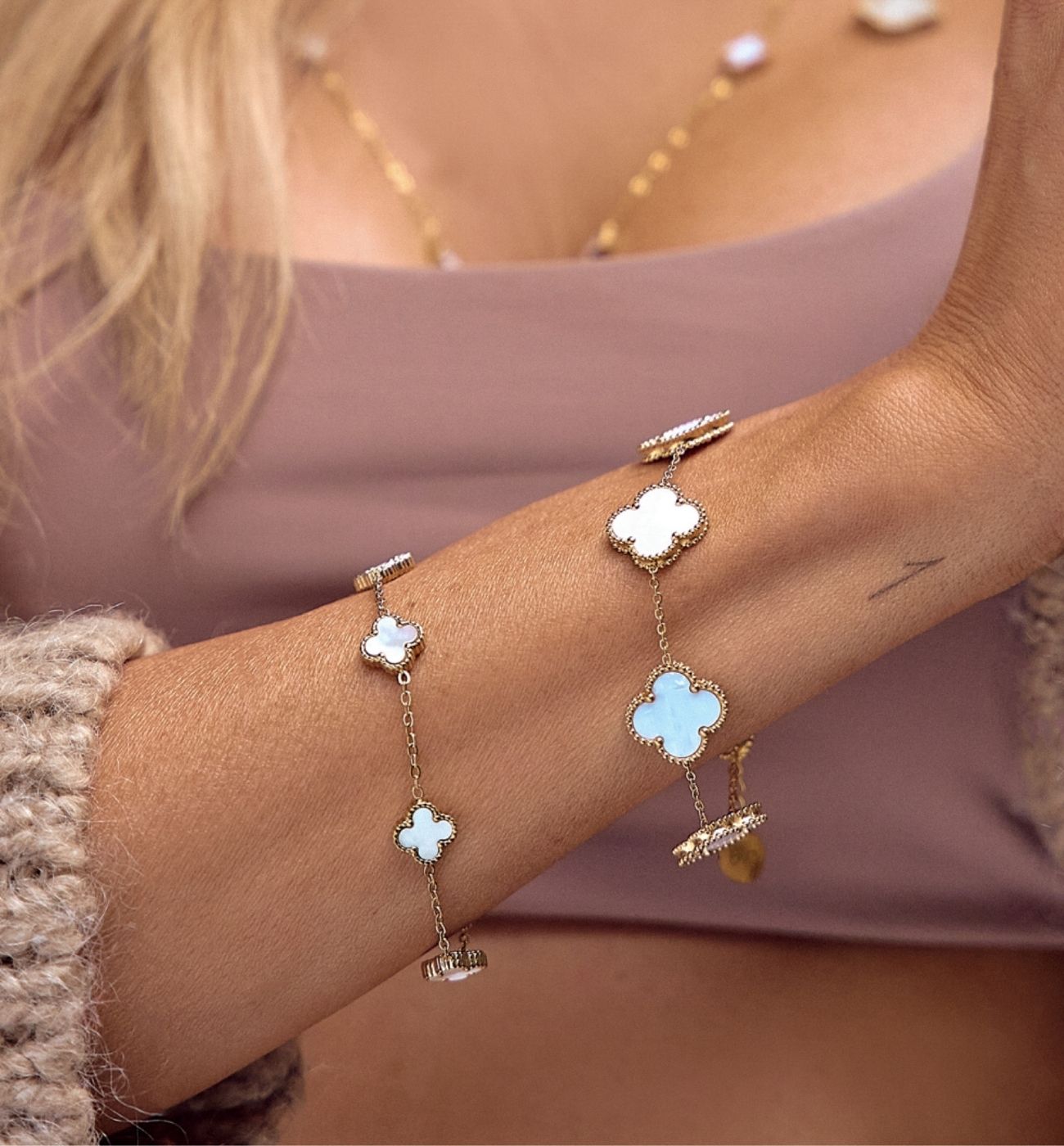 Bransoletka z białymi koniczynkami Clovers BSY0031