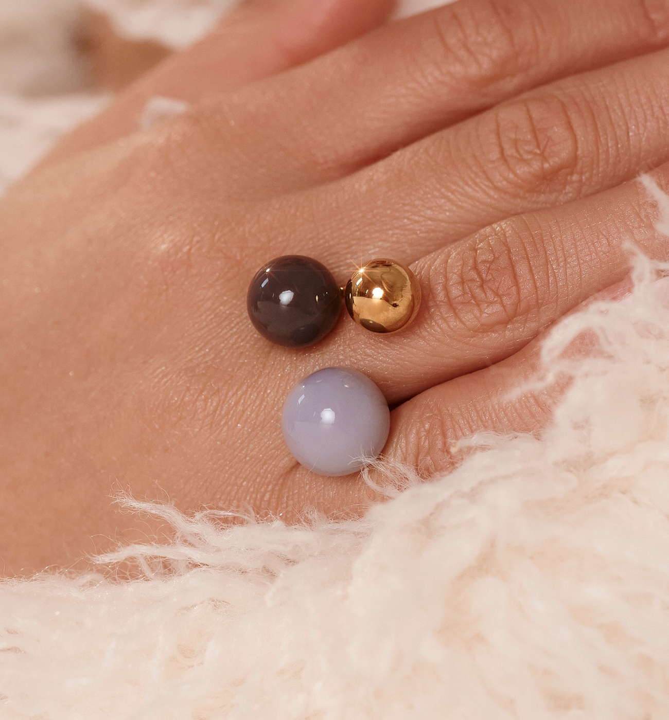 Pierścionek z kulkami w odcieniach szarości i lawendy - By Dziubeka