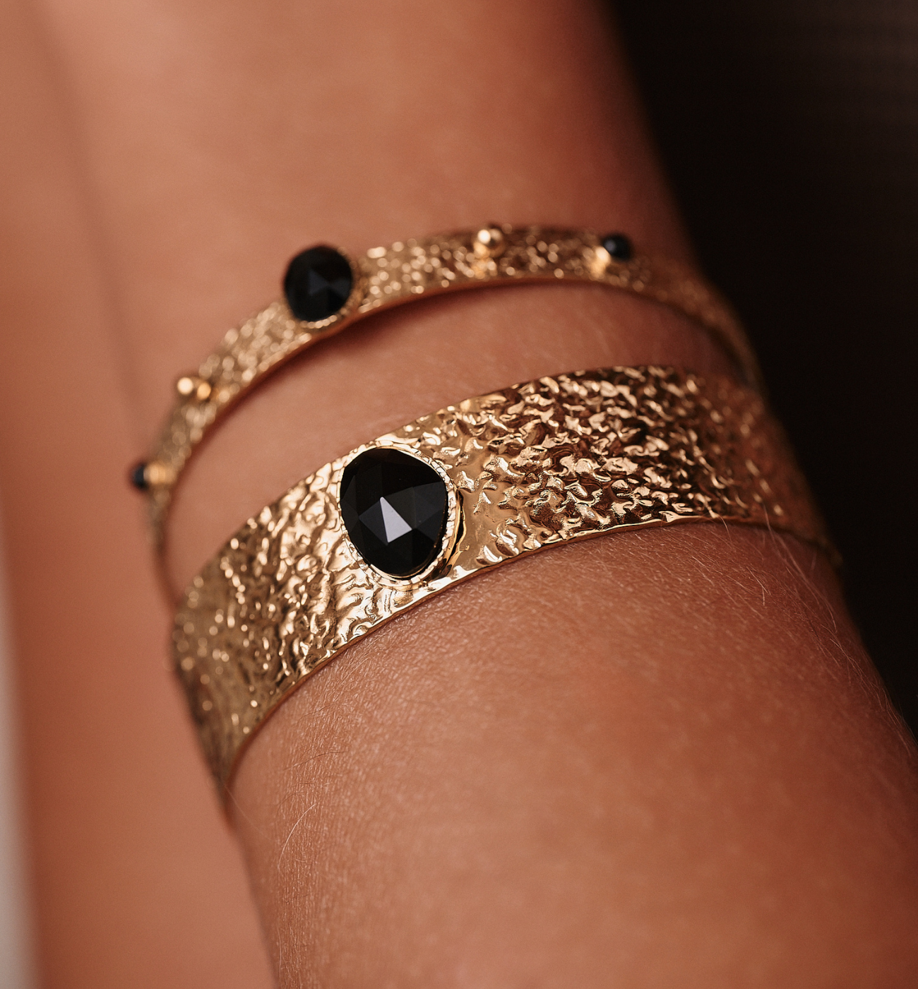 Bransoletka szeroka złocona z czarnym agatem BEA0022 - By Dziubeka