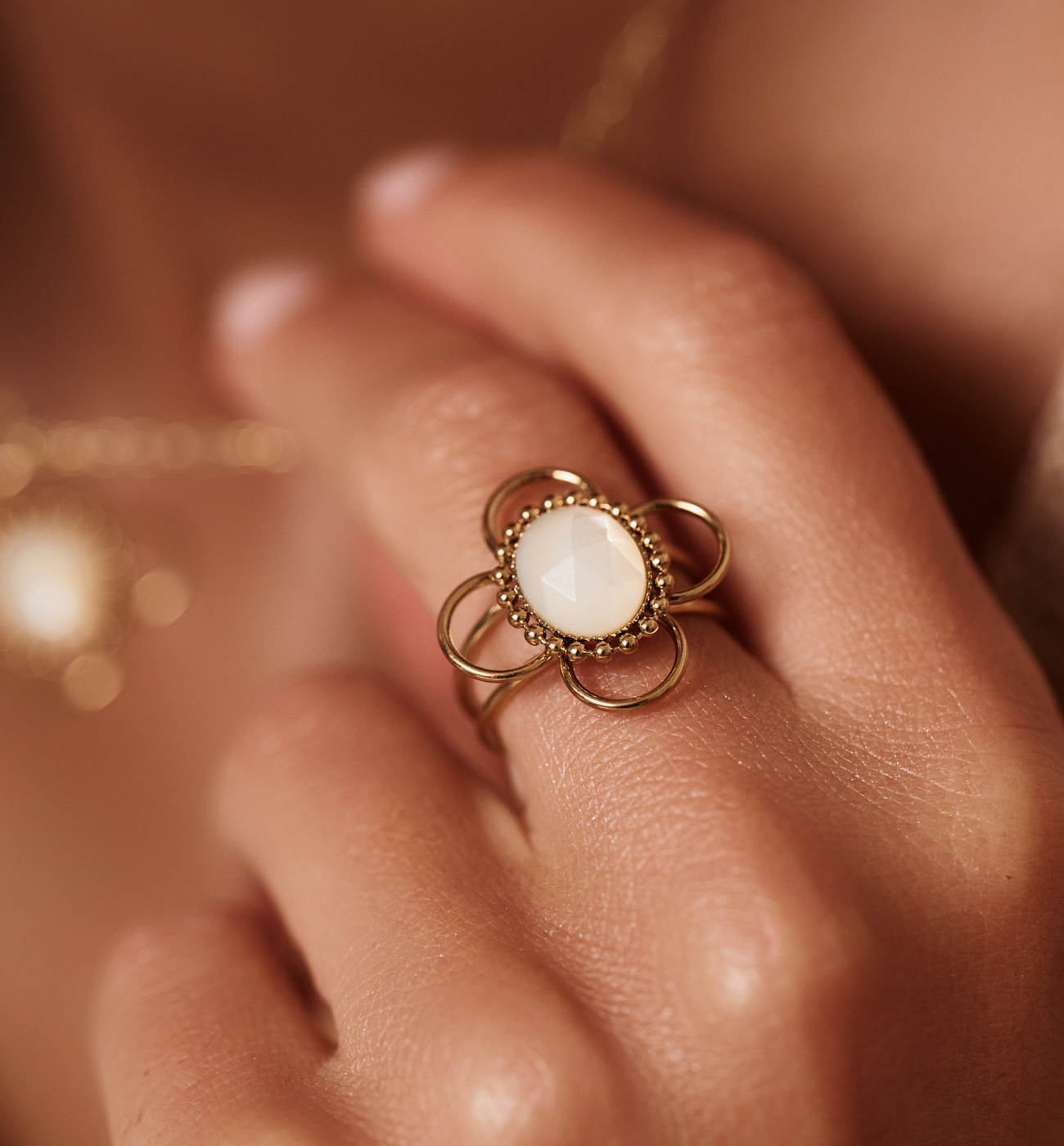 Pierścionek z masą perłową złoty PEA0095 - By Dziubeka