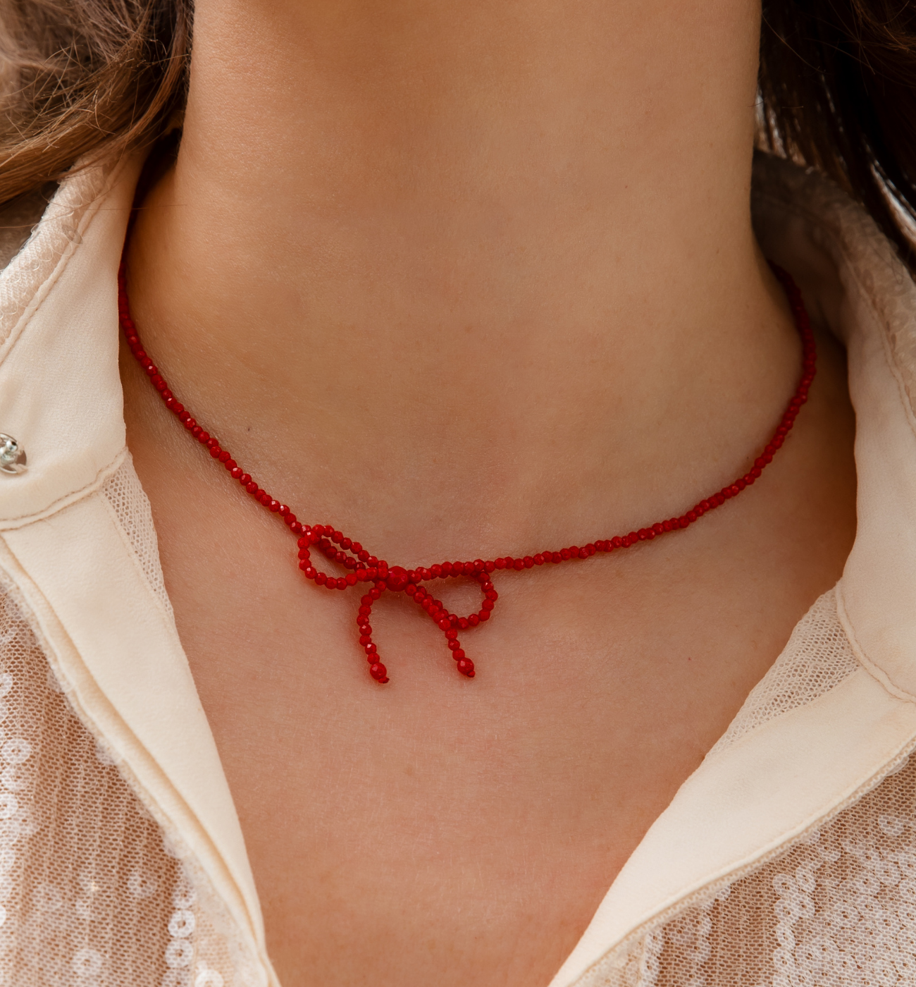 Naszyjnik z kokardką czerwony z kryształkami NSY0381 - By Dziubeka