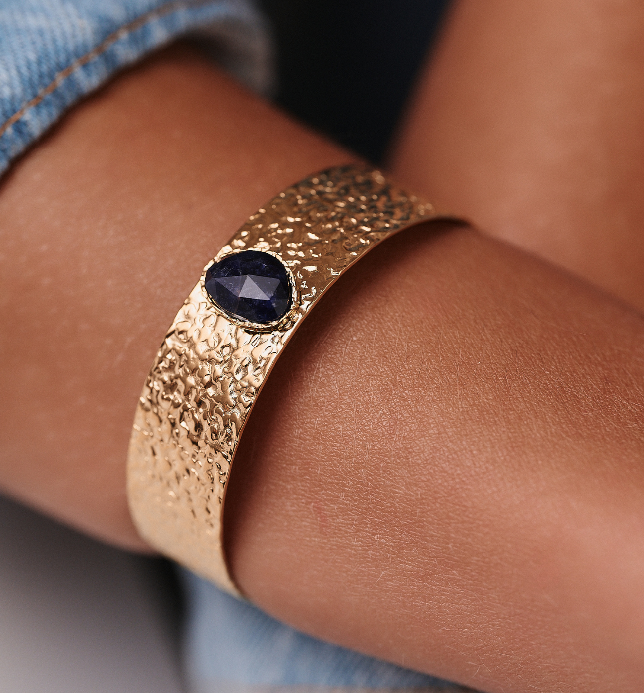 Bransoletka szeroka złocona z sodalitem BEA0023 - By Dziubeka