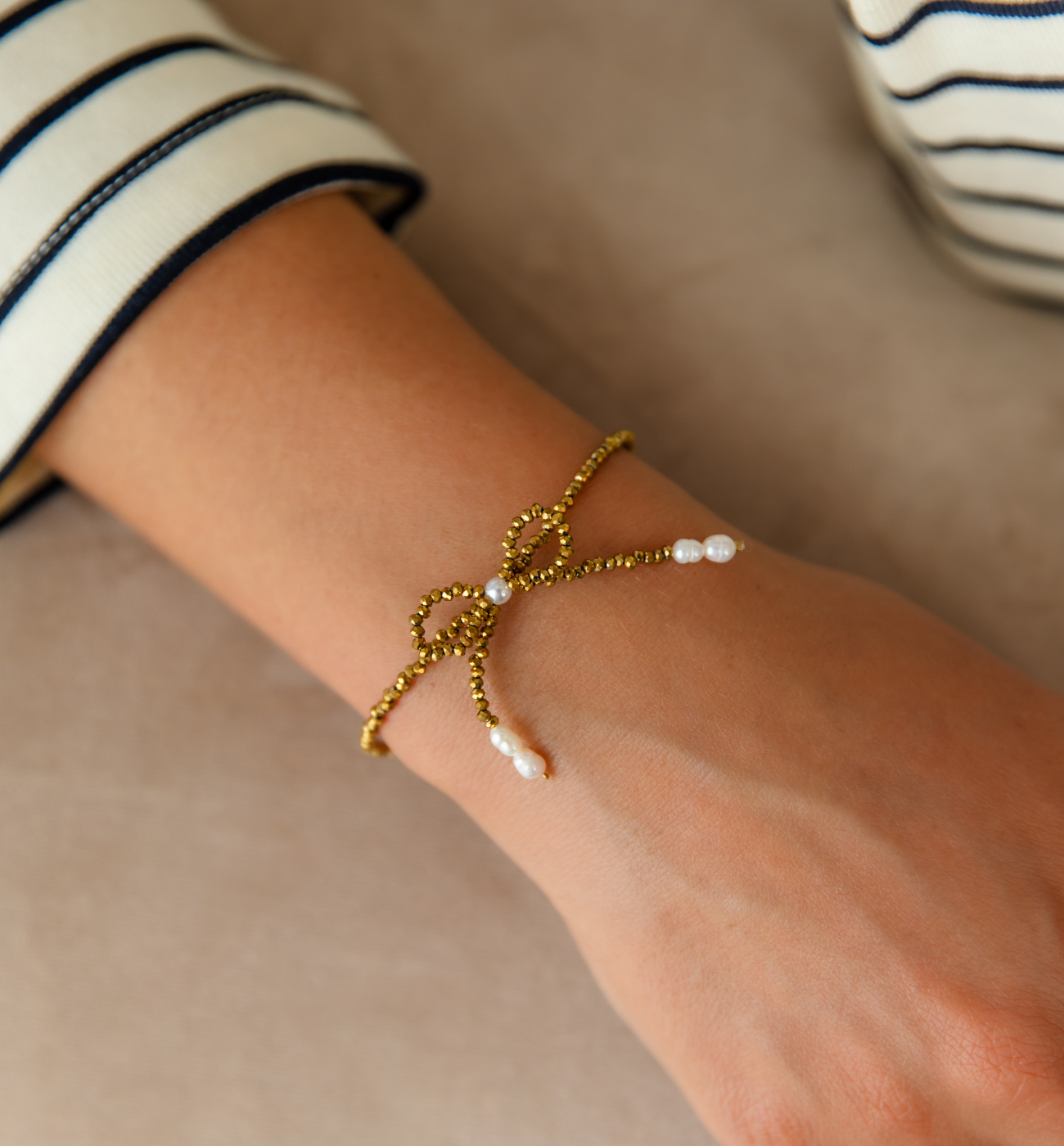 Bransoletka złota z hematytami i kokardką BSY0274 - By Dziubeka