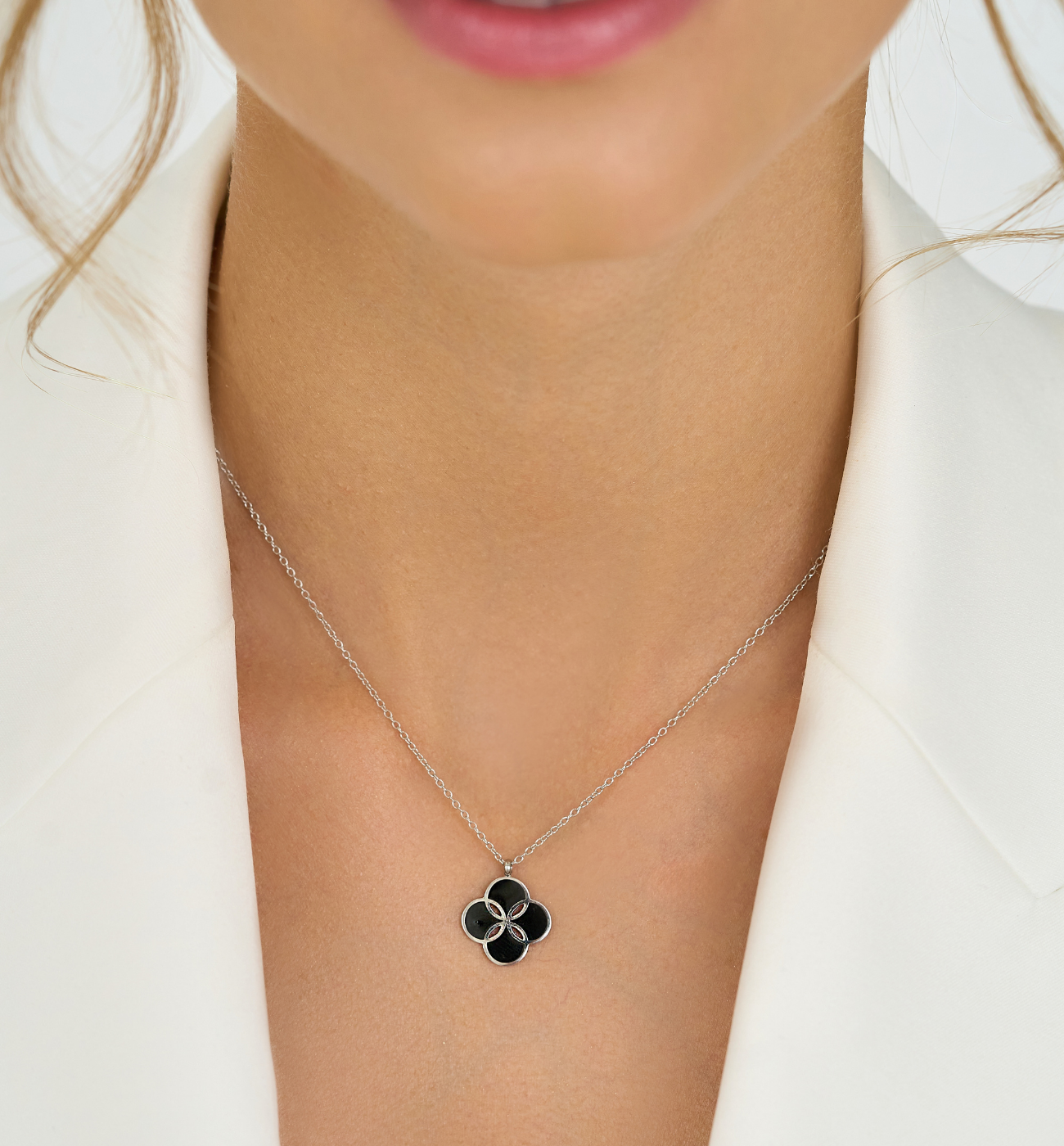 Naszyjnik srebrny z koniczynką z czarną emalią Ma Chance NSA1102