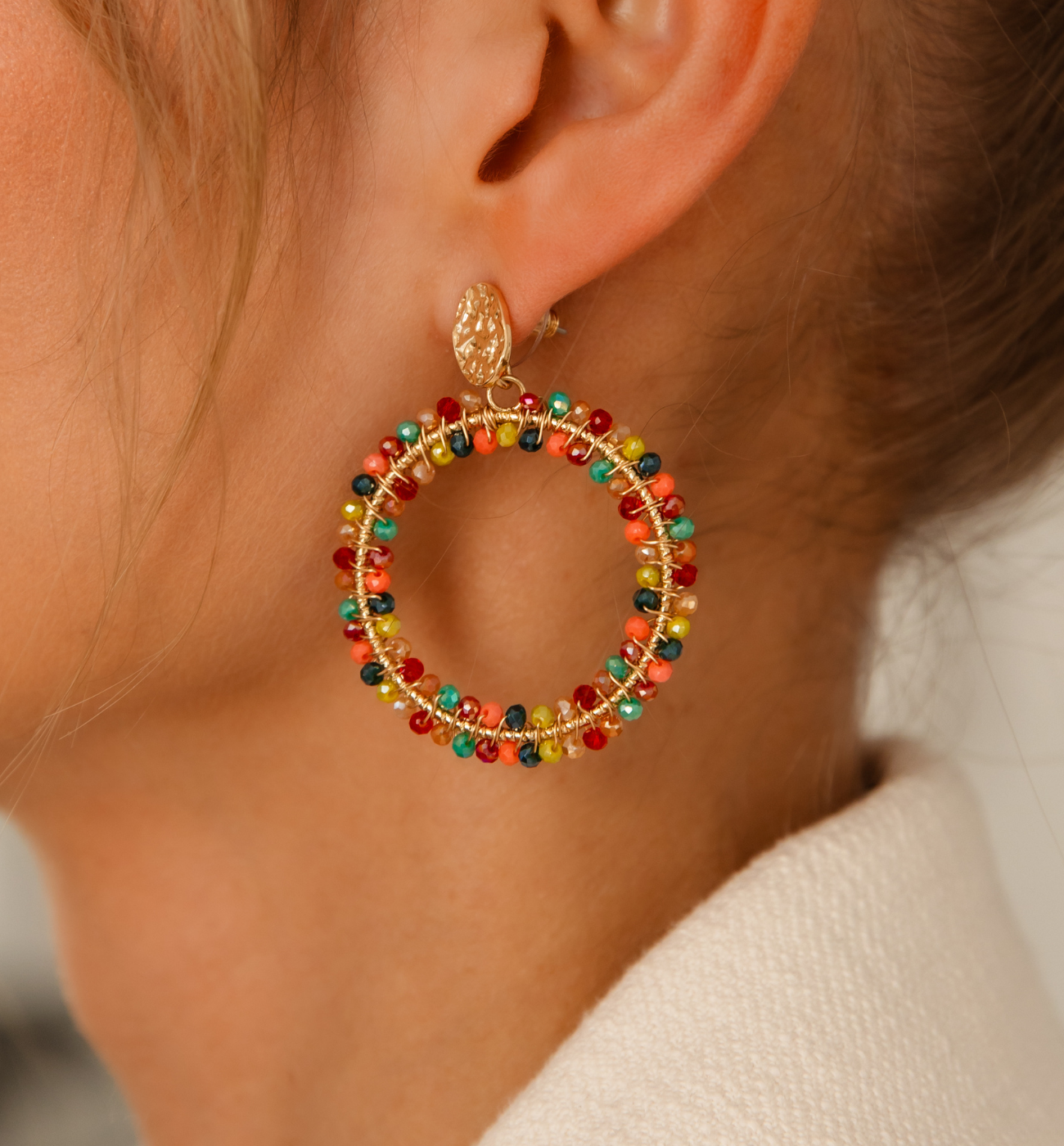 Kolczyki okrągłe z kolorowymi kryształkami KWE0212 - By Dziubeka