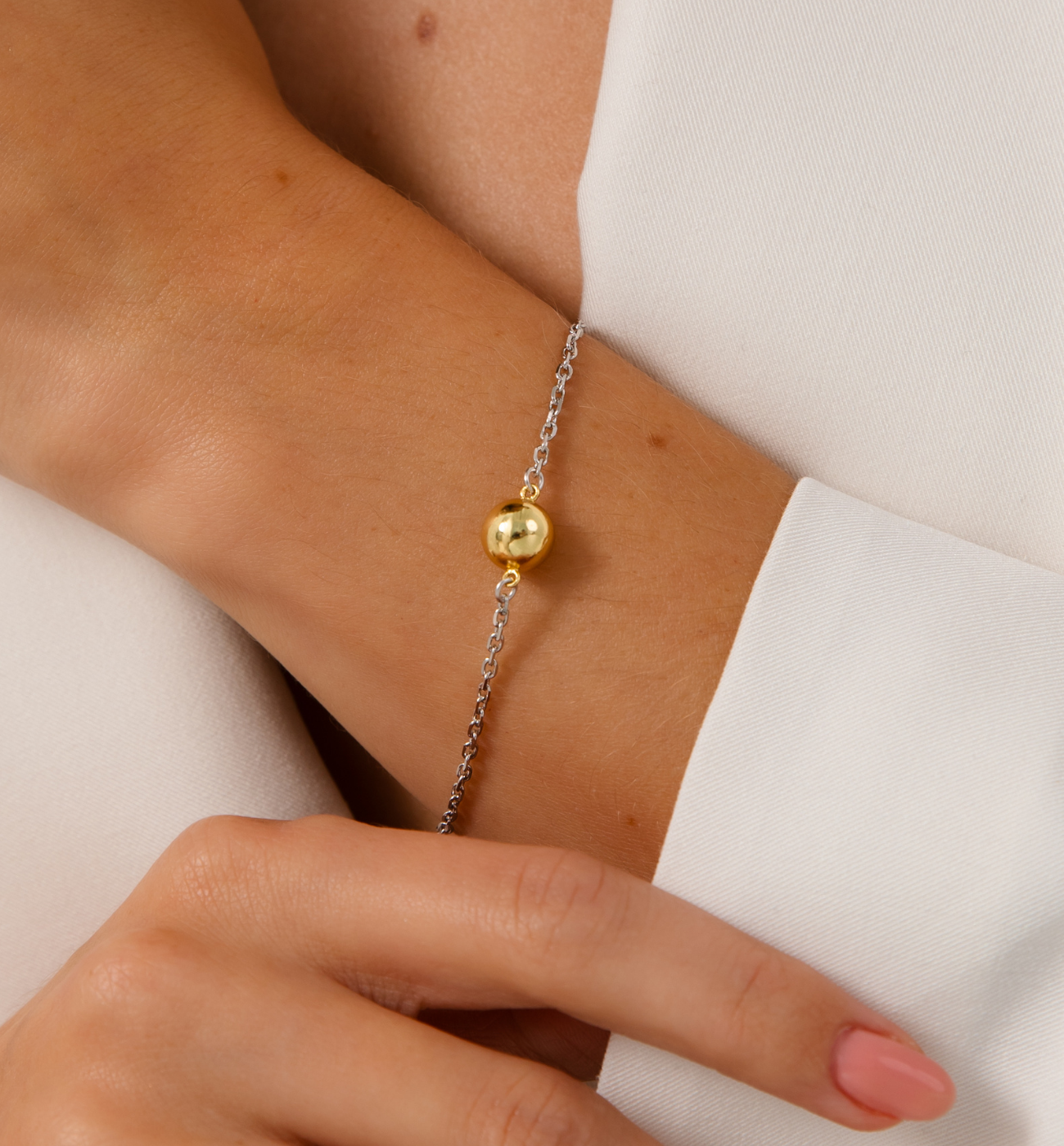 Bransoletka srebrna ze złotą kulką BCA0030