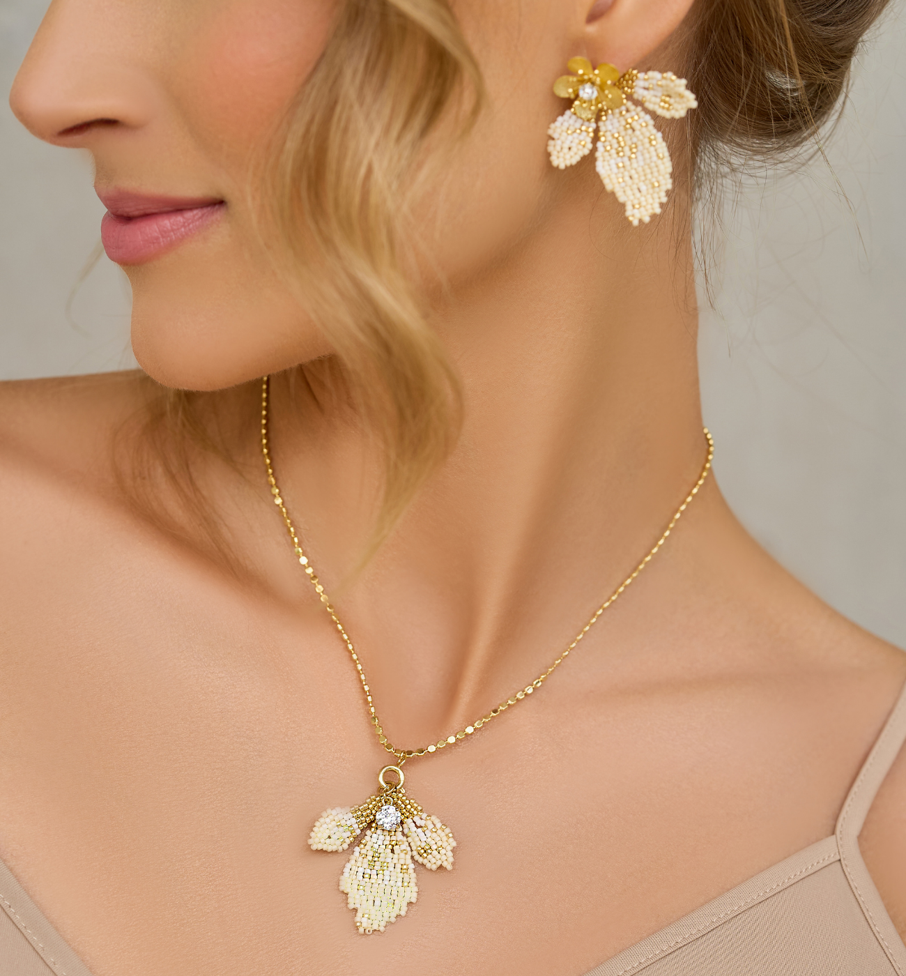 Zestaw biżuterii z kremowymi kwiatkami Floral Leaf Z0193 - By Dziubeka