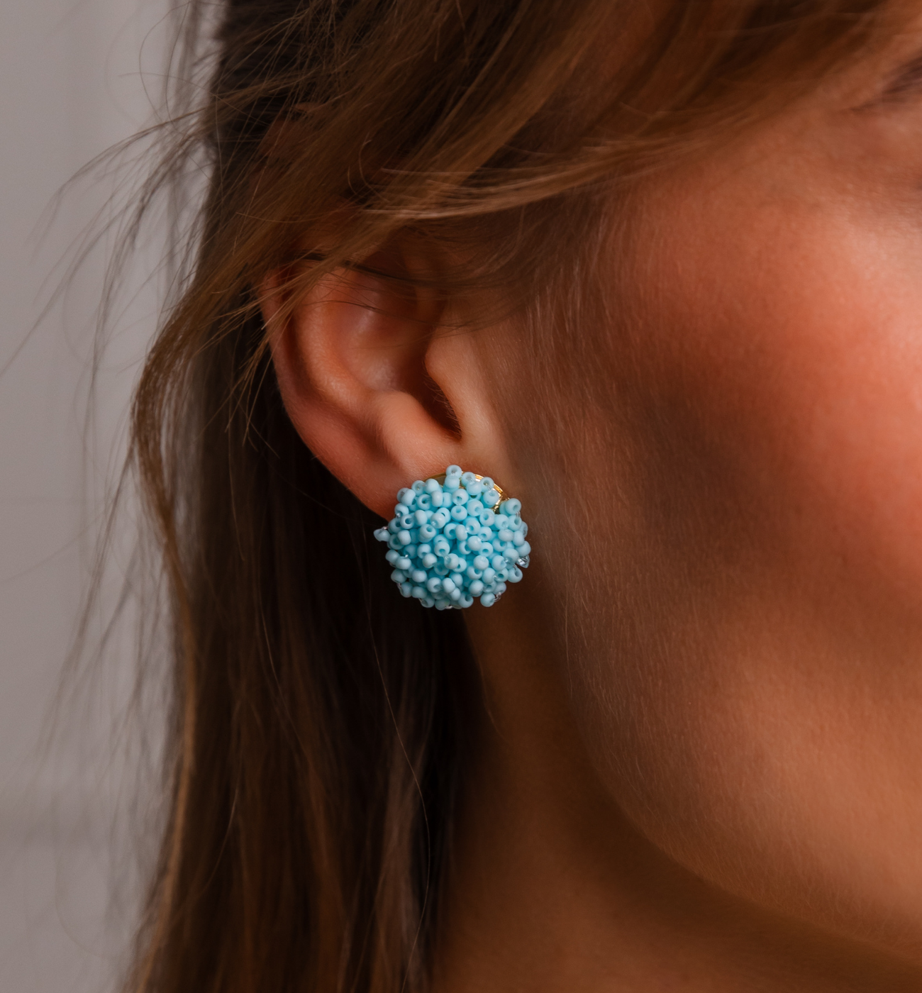 Kolczyki z turkusowymi kryształkami okrągłe KWE0144 - By Dziubeka