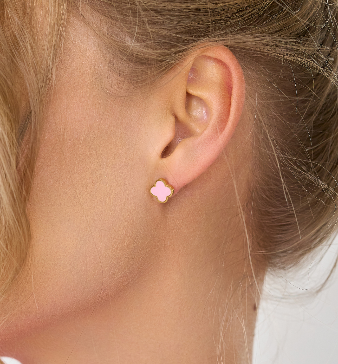 Kolczyki koniczynki z różową emalią Heureux - By Dziubeka