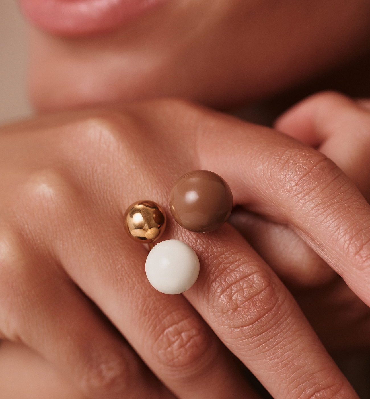 Pierścionek z kulkami w odcieniach bieli i czekolady - By Dziubeka