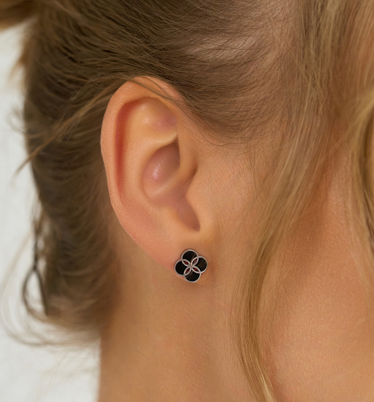 Kolczyki srebrne koniczynki z czarną emalią Ma Chance - By Dziubeka