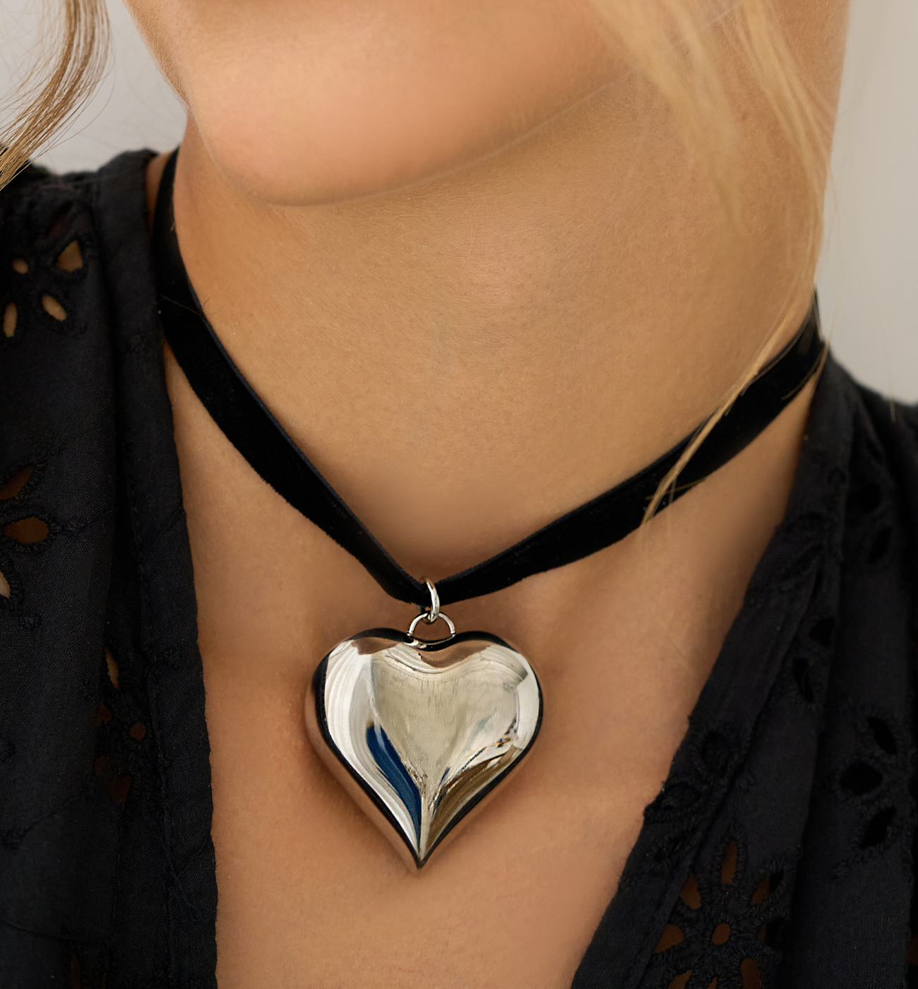 Naszyjnik ze srebrnym sercem na czarnej tasiemce NSA1163