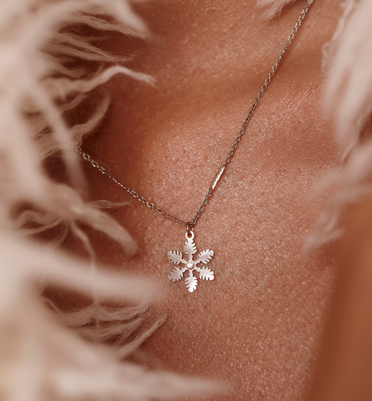 Naszyjnik ze śnieżynką srebrny NSY0711 - By Dziubeka