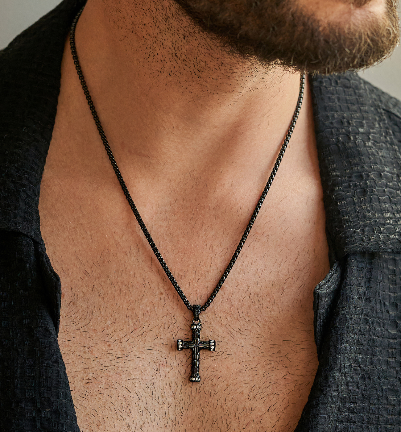 Naszyjnik męski z czarnym krzyżykiem Hring - By Dziubeka