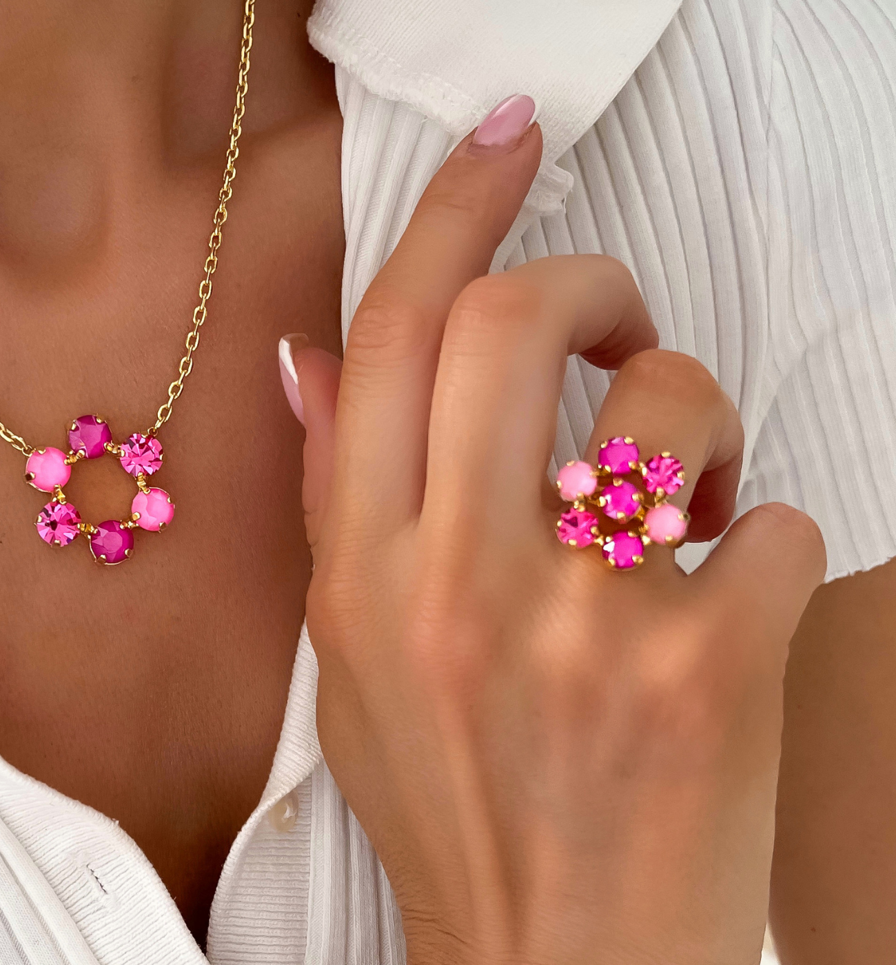 Pierścionek kwiatek z fuksjowymi kryształkami PSS0161