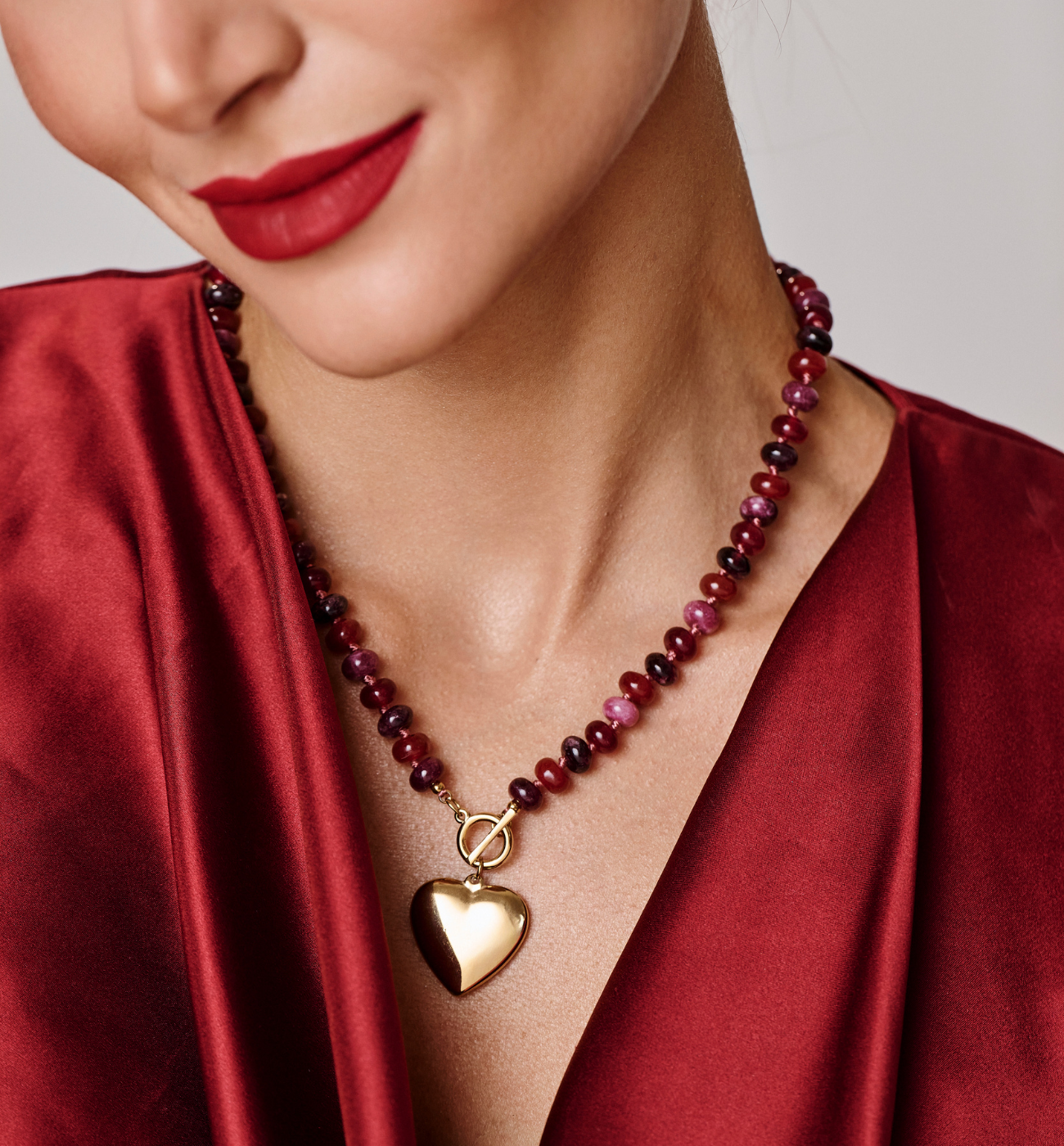 Naszyjnik z czerwonych i bordowych kamieni i złotym sercem - By Dziubeka