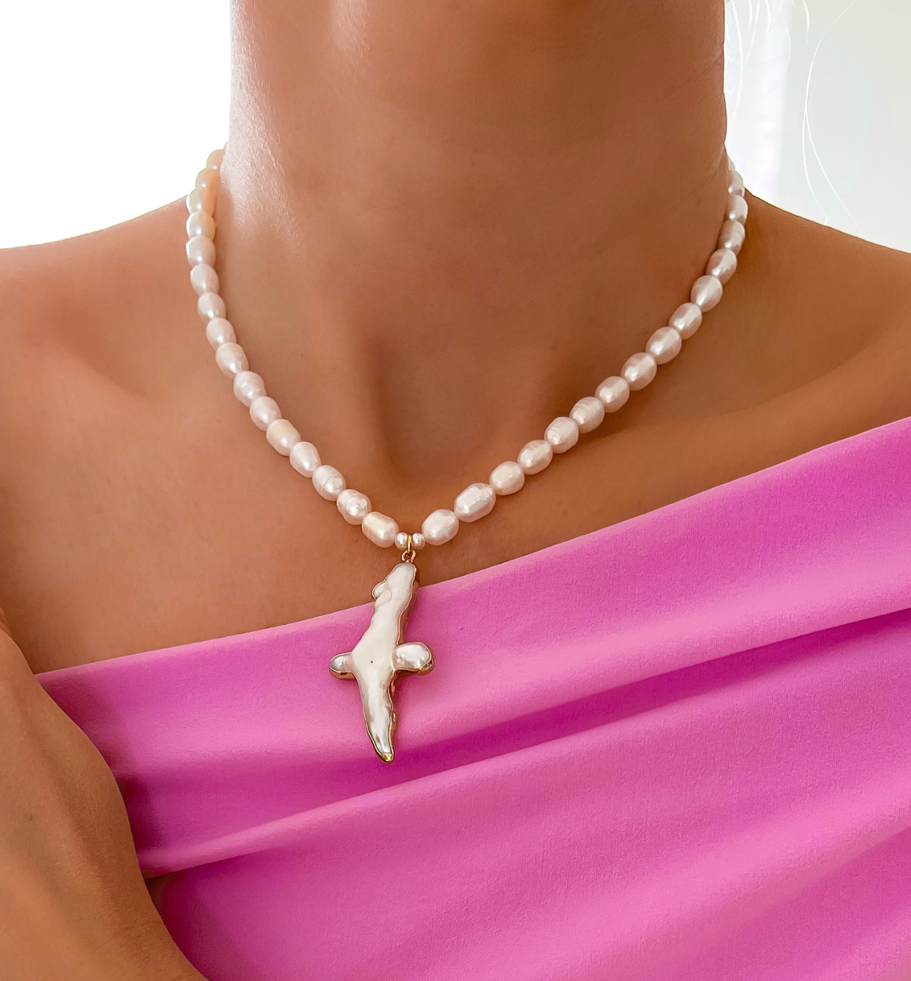 Naszyjnik z perłami i krzyżem złoty Roma NPE0170