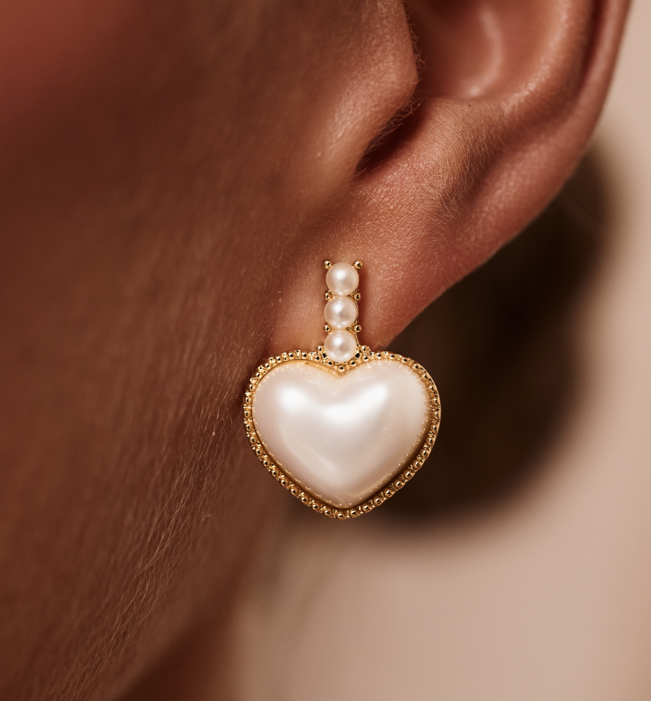 Kolczyki serca z perłą i złotą oprawą - By Dziubeka