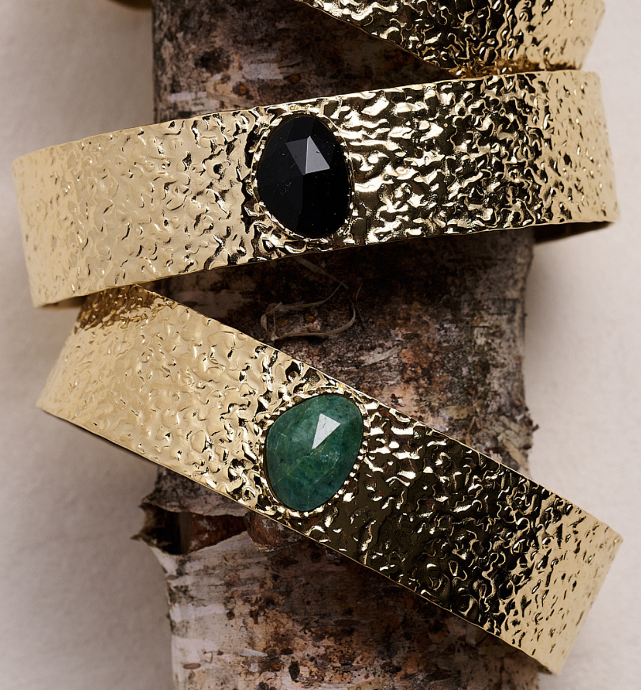 Bransoletka szeroka złocona z jadeitem afrykańskim BEA0020 - By Dziubeka