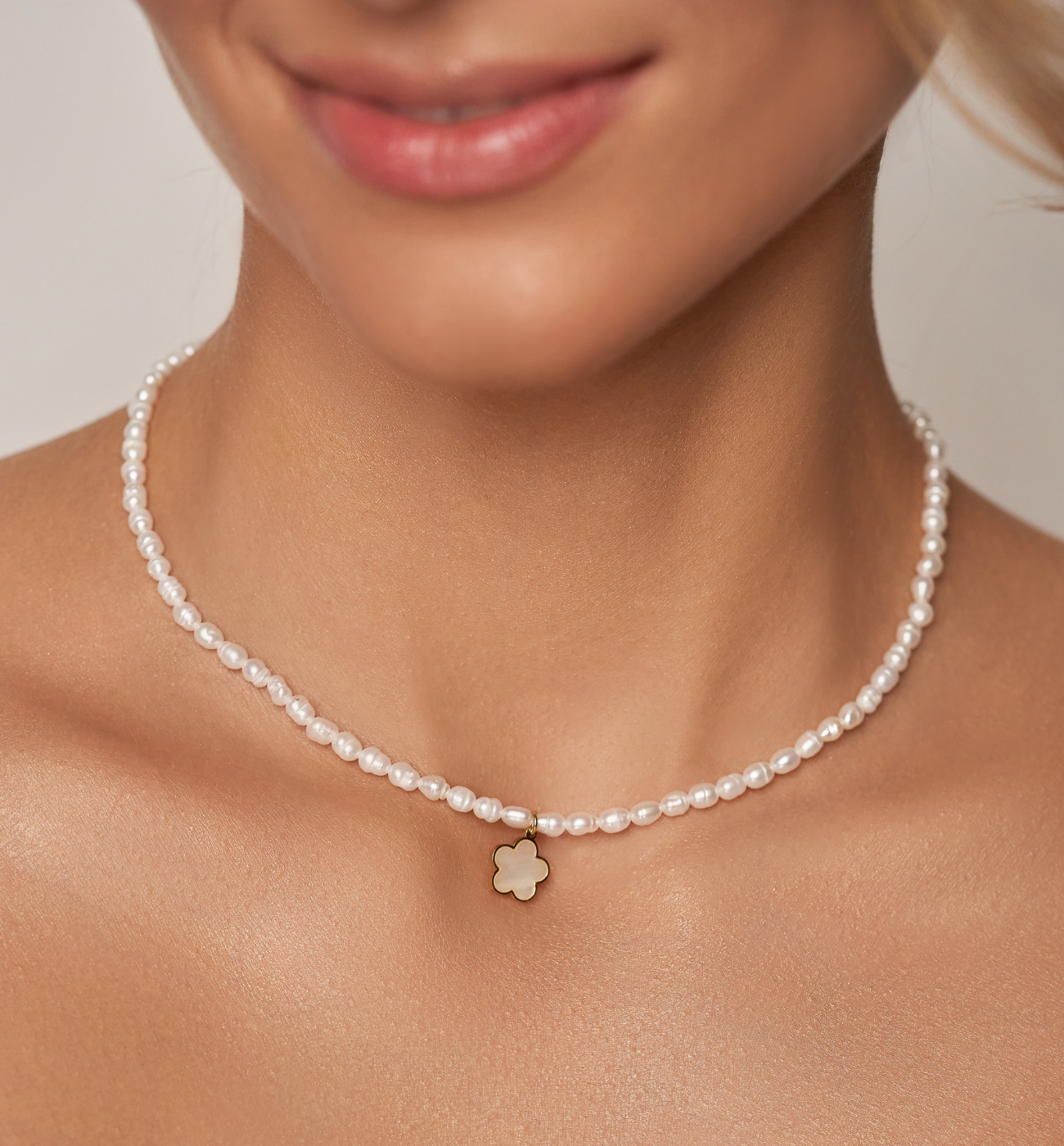 Naszyjnik z perłami i kwiatuszkiem Manassas NPE0185