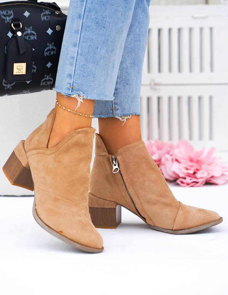 Beżowe Zamszowe Botki Na Szerokim Słupku Alexandra