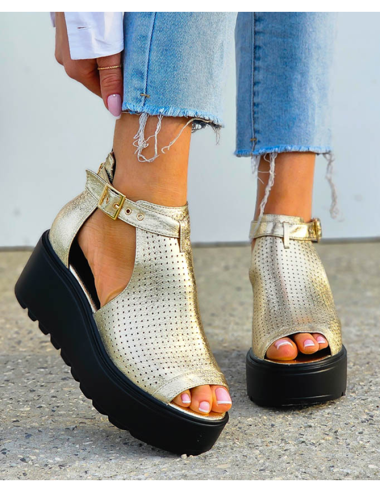 Złote Zabudowane Sandały Na Koturnie Madam Gold