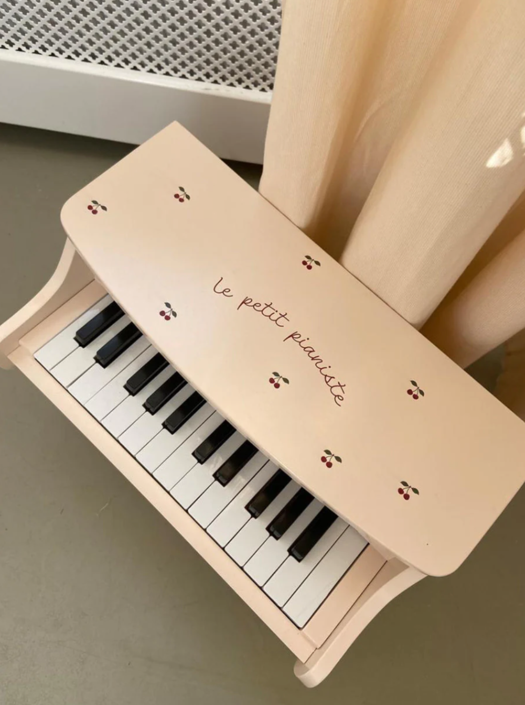 Drewniane pianino Glossy CHERRY Konges Sløjd