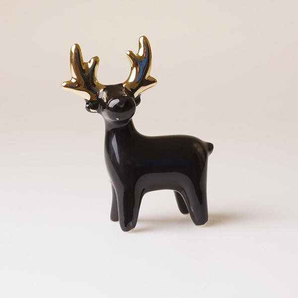 Czarny mini renifer ze złotymi rogami