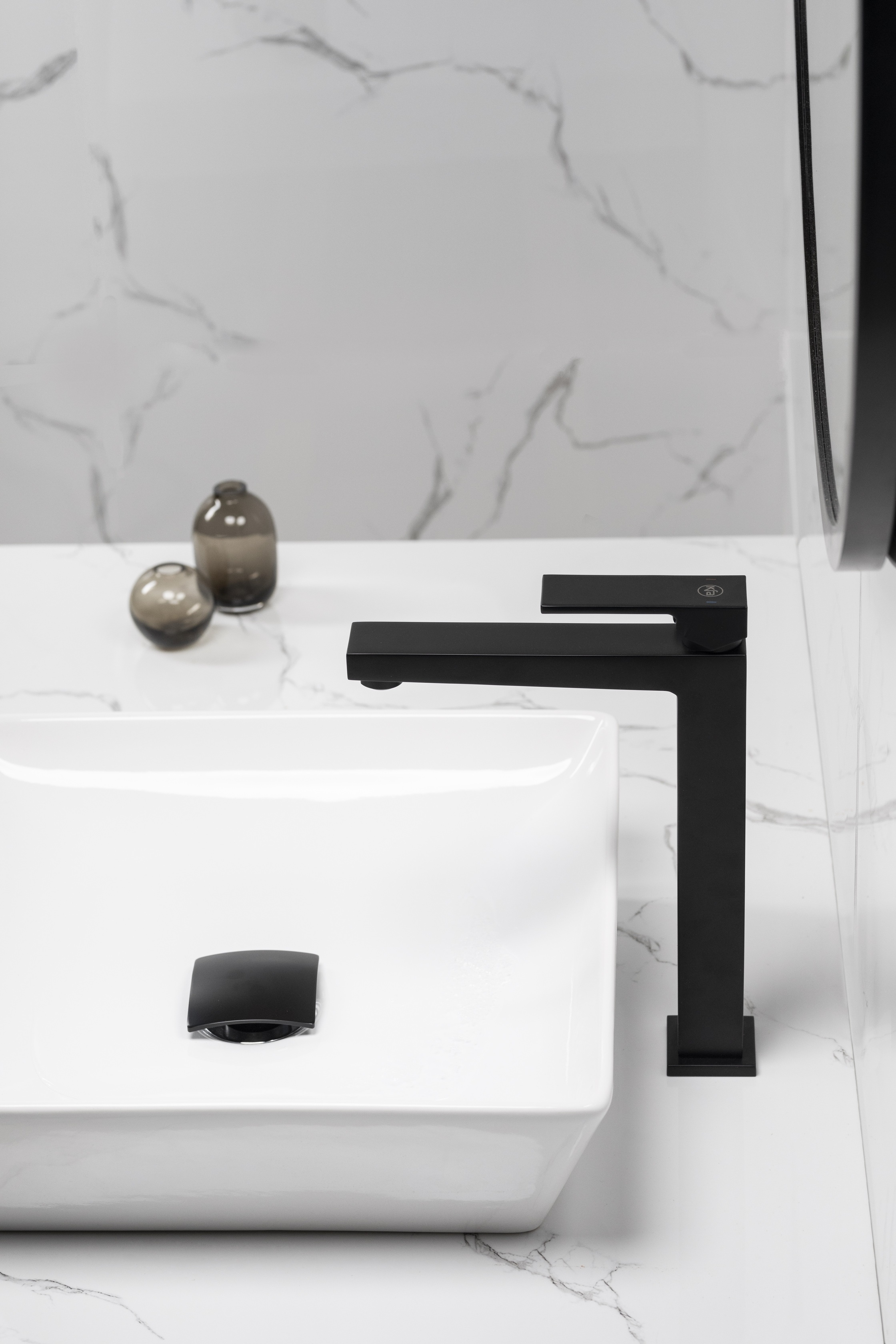 KFA Armatura Logon Black bateria umywalkowa stojąca czarny mat 5132-612-81