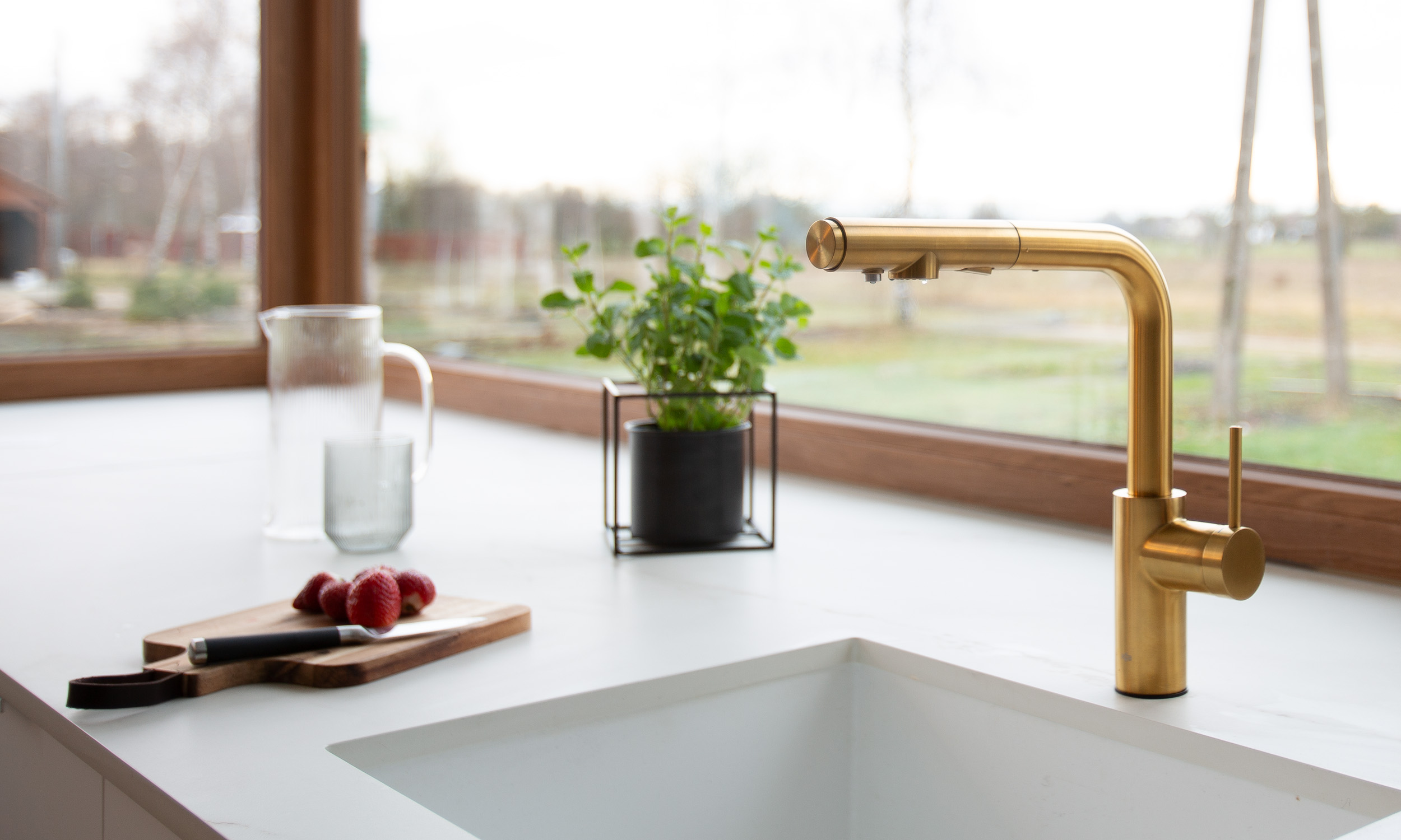 KFA Armatura Duero Pure Basic bateria kuchenna stojąca z filtrem Lilac i wyciąganą wylewką złoty szczotkowany 6623-115-31