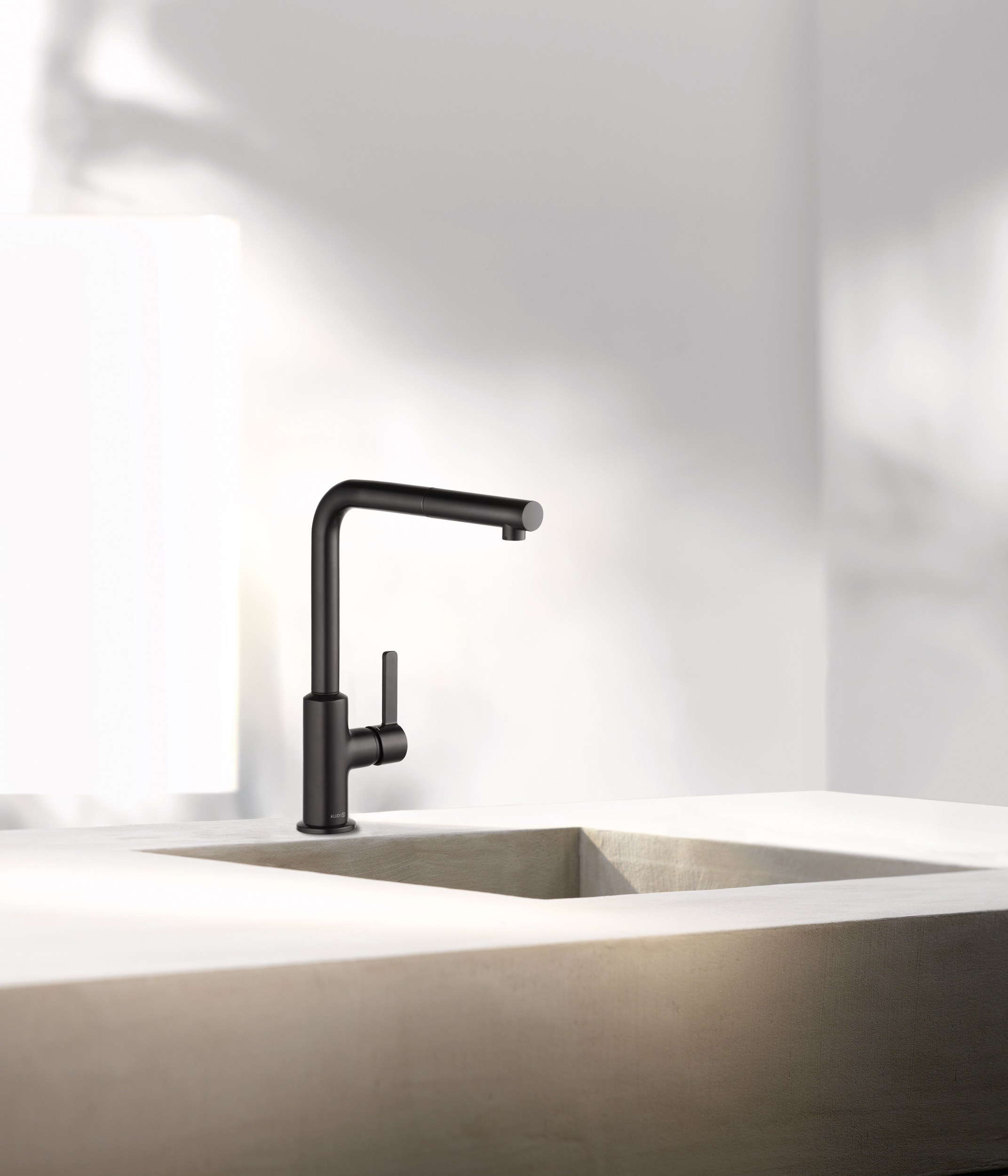 Kludi L-ine bateria kuchenna stojąca z wyciąganą wylewką czarna 408513975