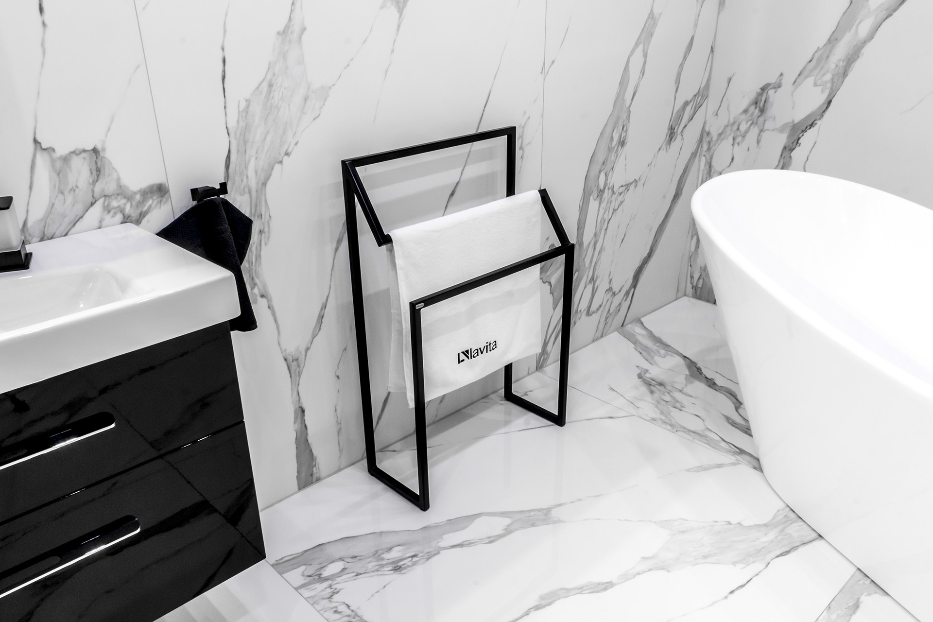 LaVita Sumbawa wieszak na ręcznik 60x90 cm stojący czarny mat