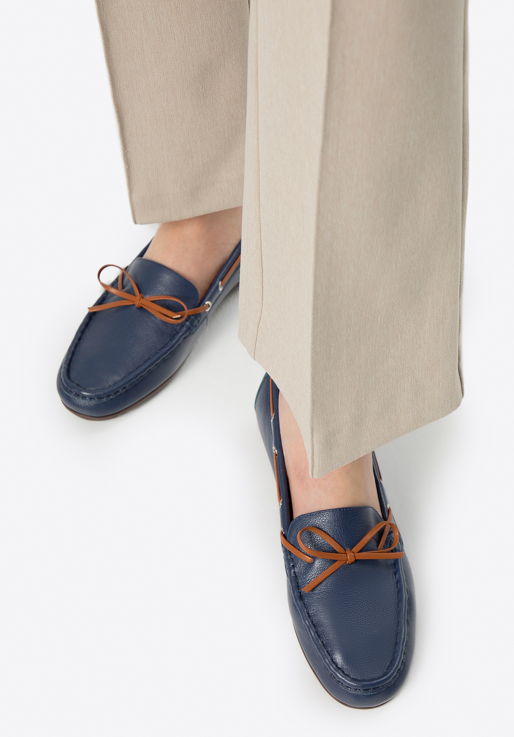 Damskie mokasyny ze skóry z rzemykiem granatowo - brązowe