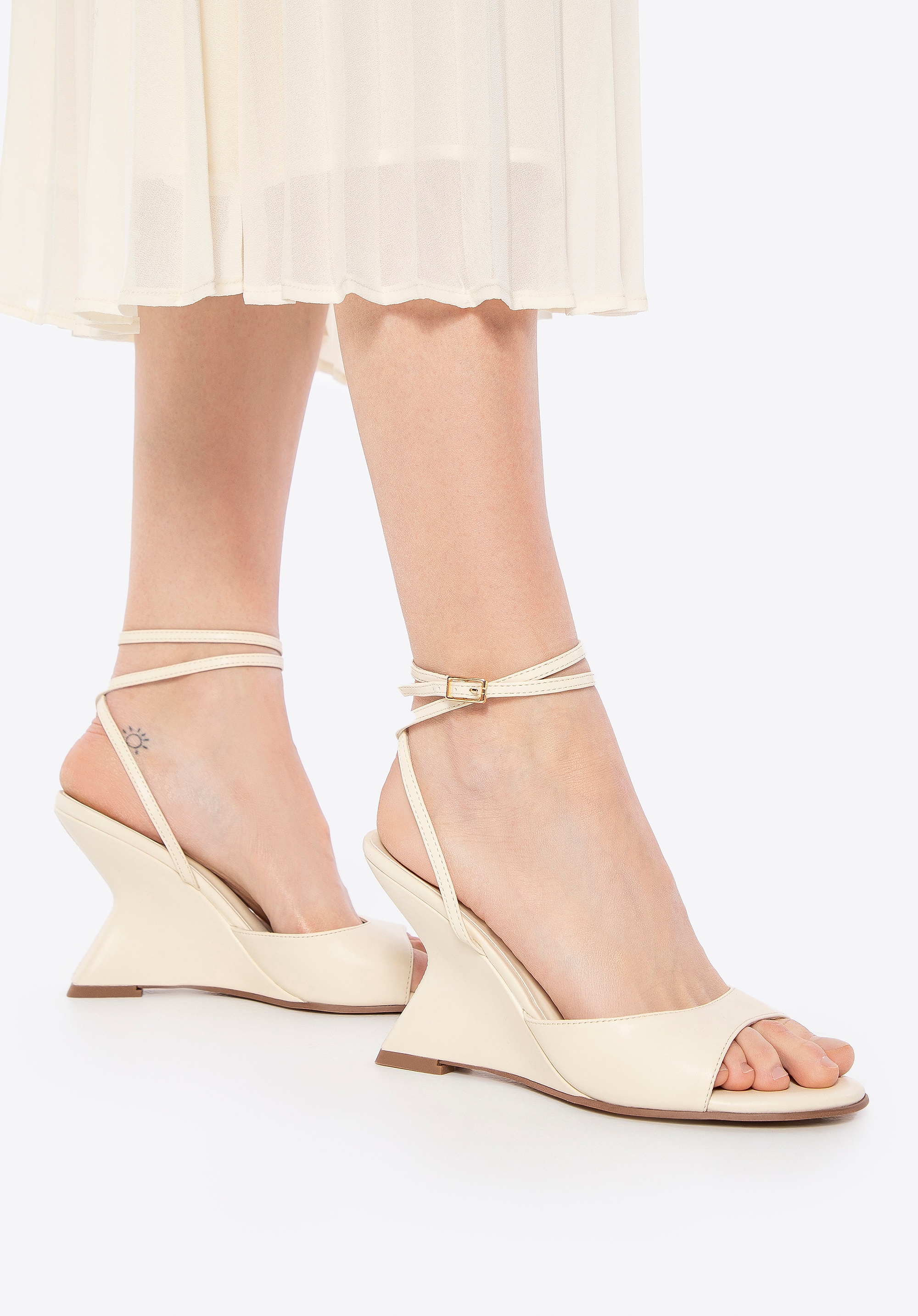 Damskie sandały na koturnie z ekoskóry kremowe