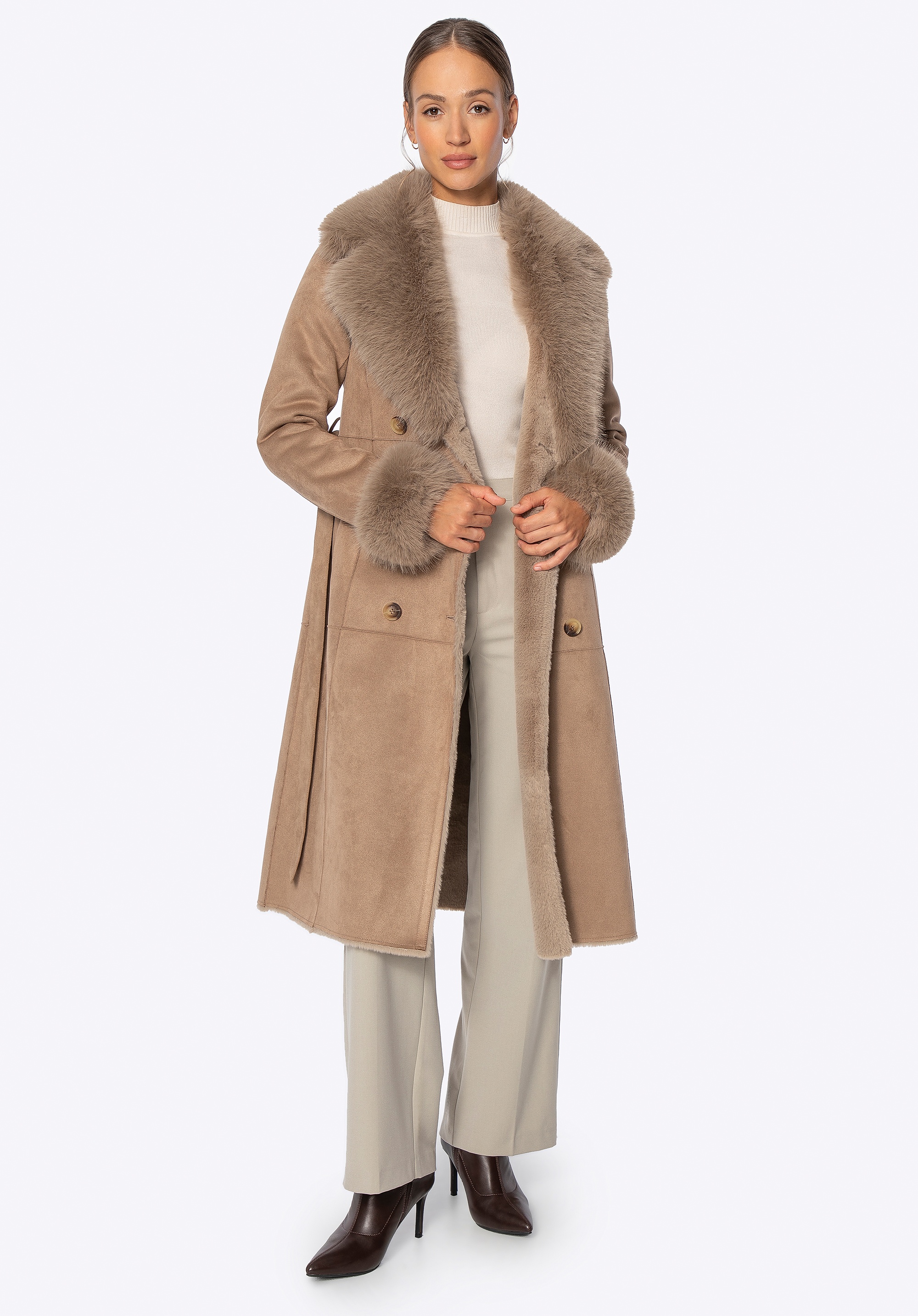 Dwurzędowy damski płaszcz z futrzanym kołnierzem beżowy