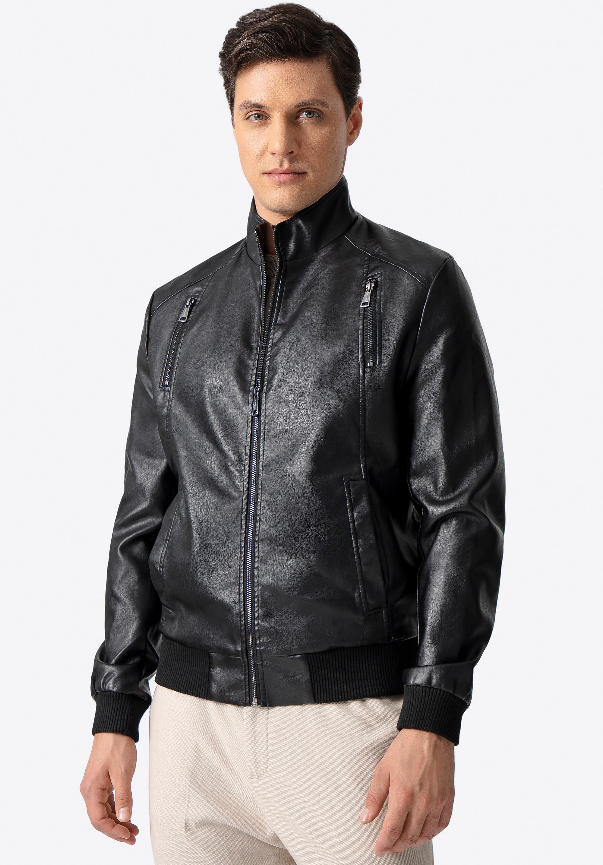 Męska kurtka z ekoskóry ze ściągaczami czarna