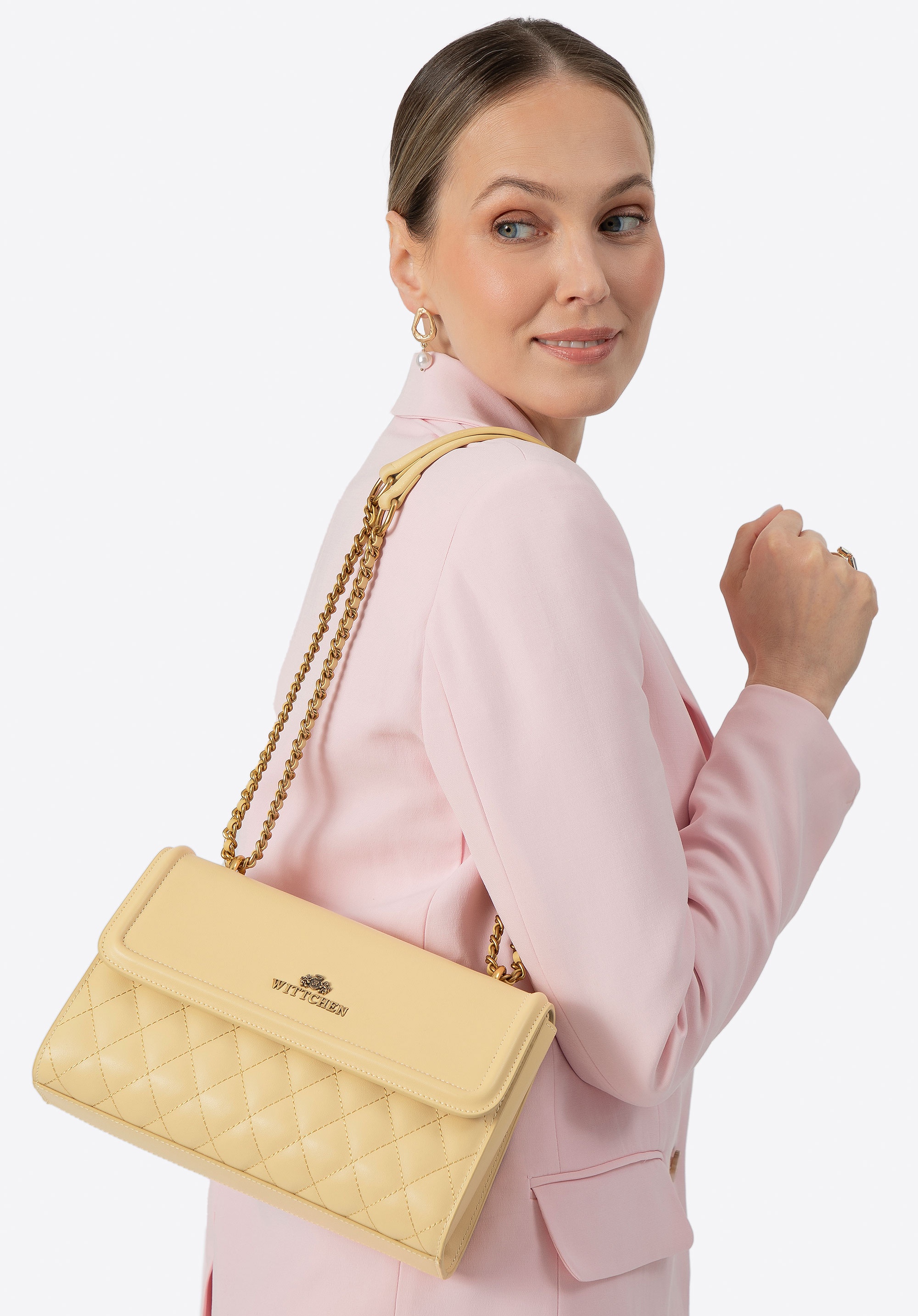 Damska listonoszka ze skóry naturalnej w pikowanie żółta