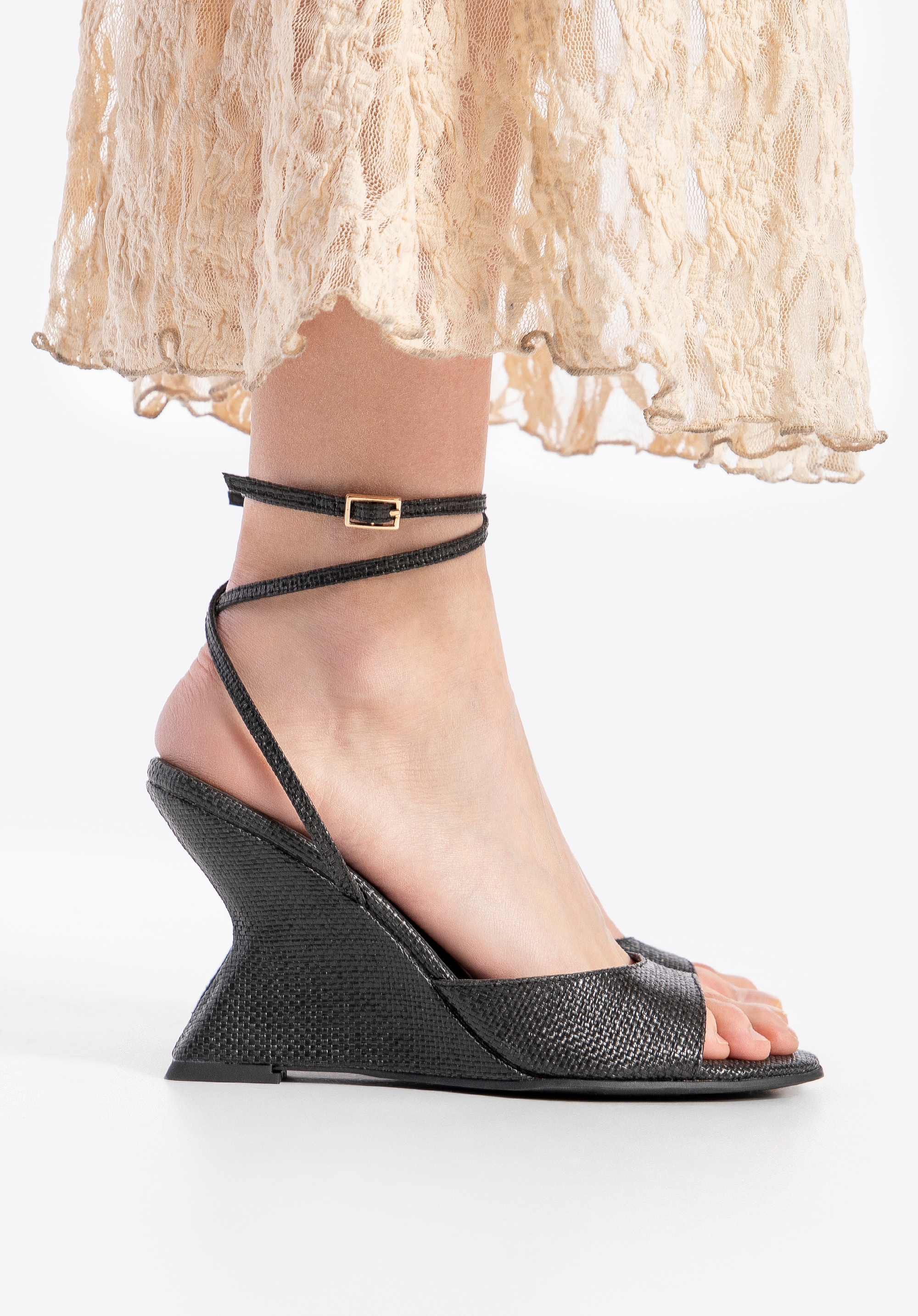 Damskie sandały na koturnie z ekoskóry czarne