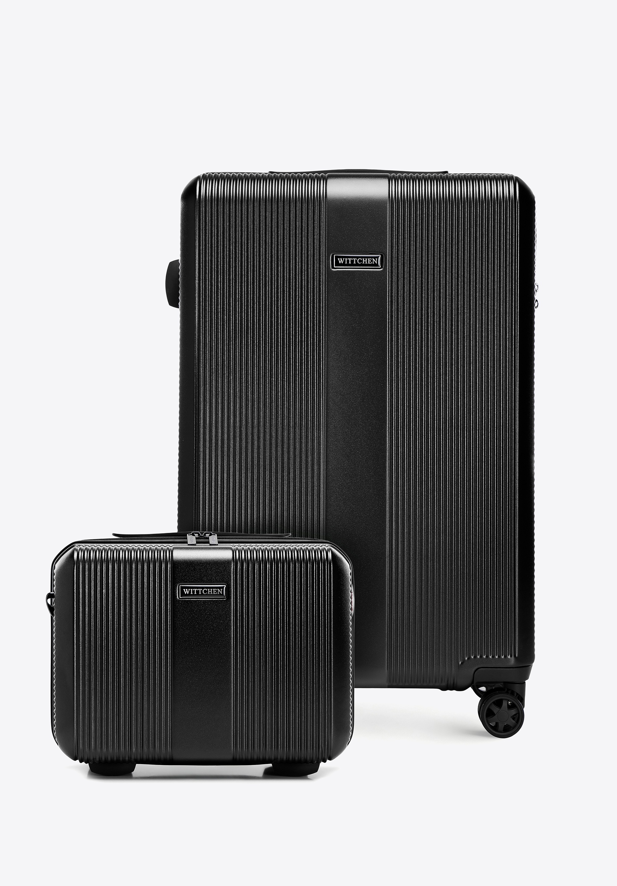 Średnia walizka i kosmetyczka z polikarbonu w pionowe tłoczenia czarne