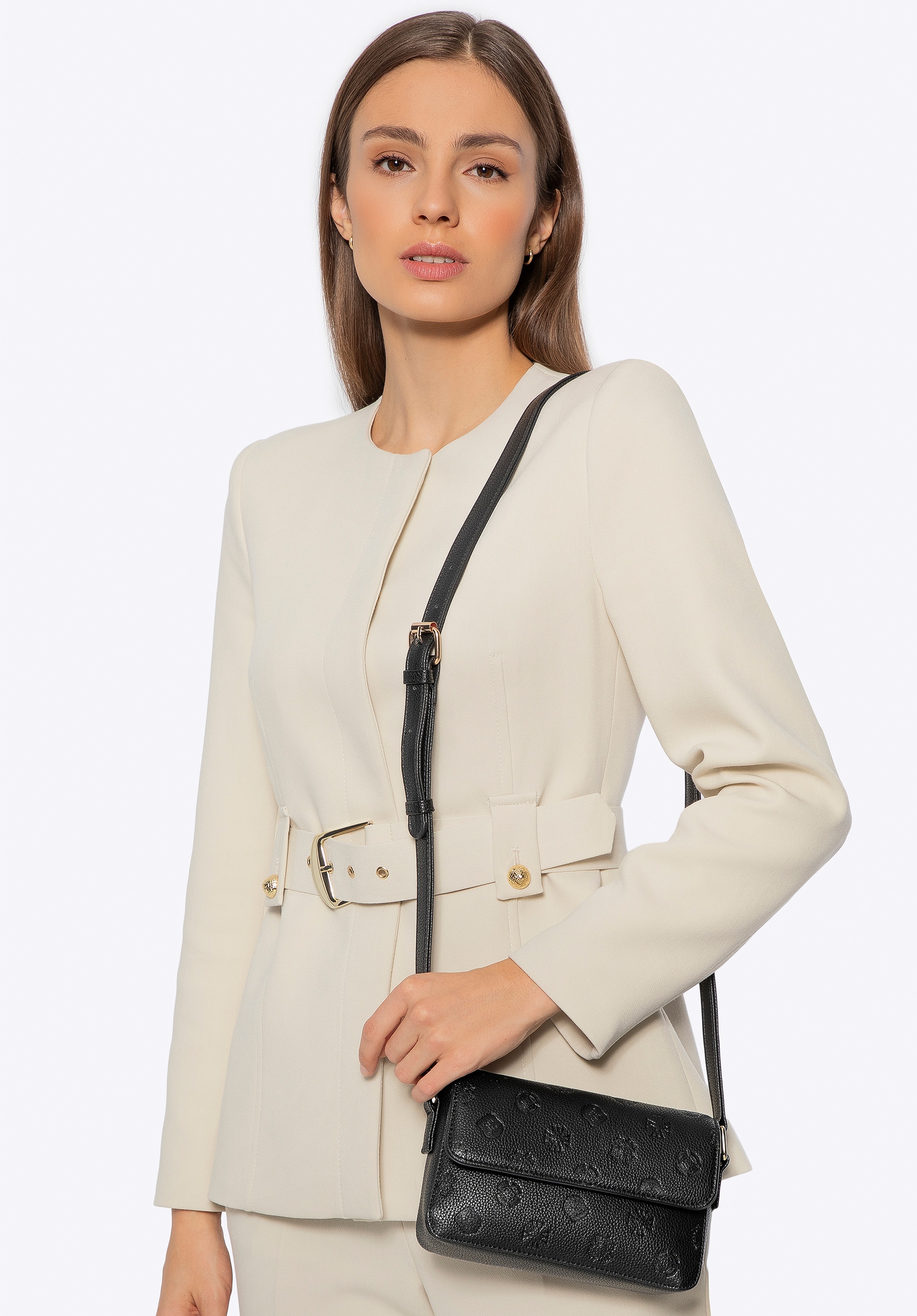 Damska listonoszka z ekoskóry z tłoczoną sygnaturą mała czarna