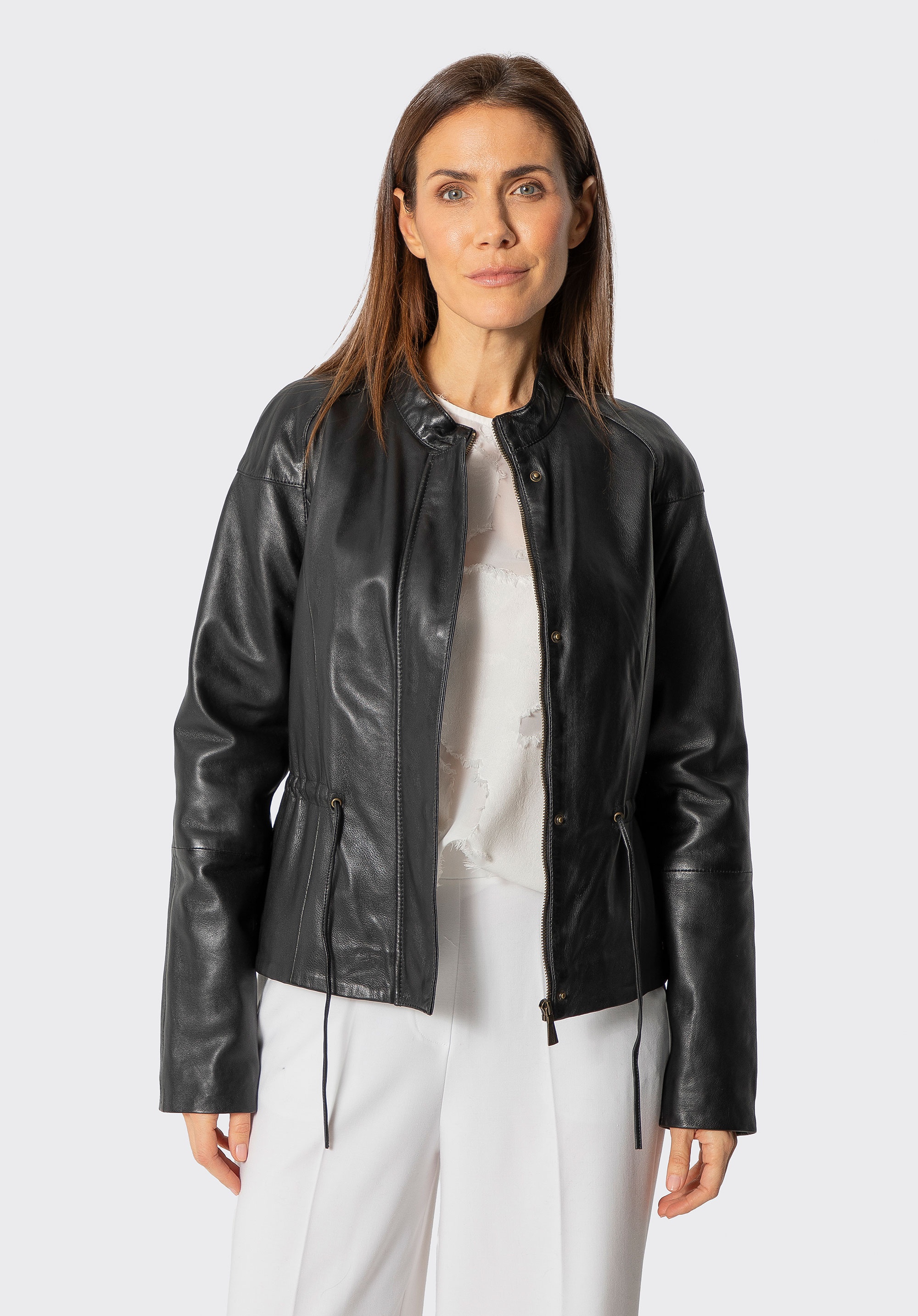 Damska kurtka skórzana z paskiem w talii czarna