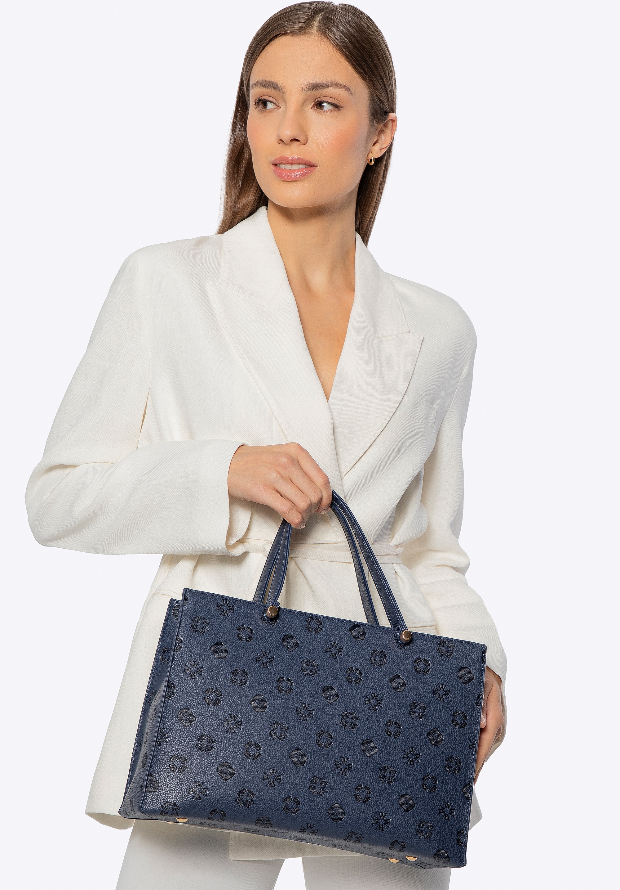 Damski kuferek z imitacji skóry w tłoczoną sygnaturę granatowy