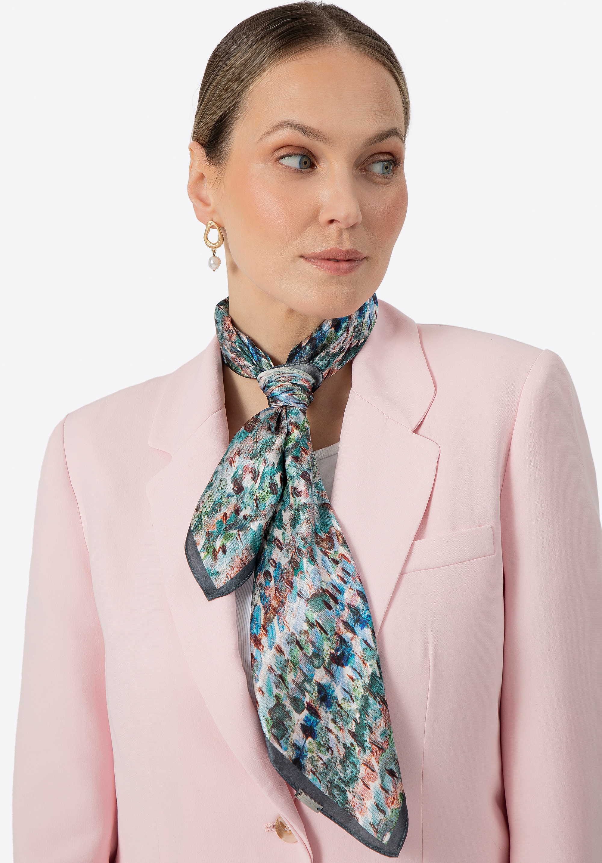 Damska apaszka z jedwabiu w abstrakcyjny wzór zielono - brązowa