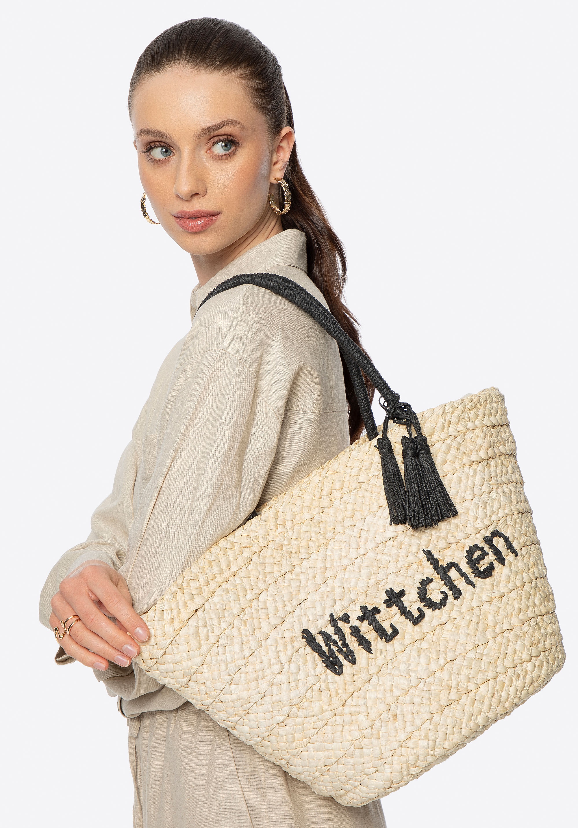 Pleciony koszyk z logo beżowo - czarny